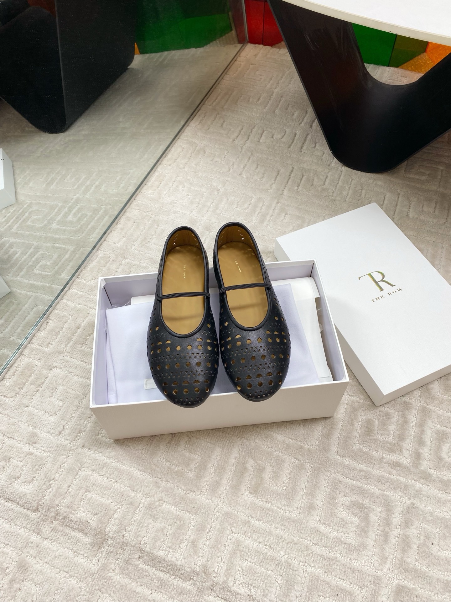 NO:403933,The row The latest early autumn new ballet shoes This shoe is really too simple, so simple that you can't start with the original version. The last has been debugged n times. Finally, my hard work pays off and I give it a perfect fk to everyone. The foot is comfortable to wear as barefoot. Sheepskin midsole, soft rubber sole, size 35-39 (40 customized) Full set of high-end brand packaging, ballet shoes, sheepskin19860909the row 最新早秋新款芭蕾舞鞋 这款鞋子真的是太简单了,简单到你拿着原版也无从下手,楦头调试了n次.终于功夫不负有心人,把它完美的fk出来给大家. 上脚舒适到如光脚一般.羊皮包中底 柔软橡胶大底 码数35-39（40订做） 全套品牌高端包装,芭蕾舞鞋,sheepskin,Women's Shoes