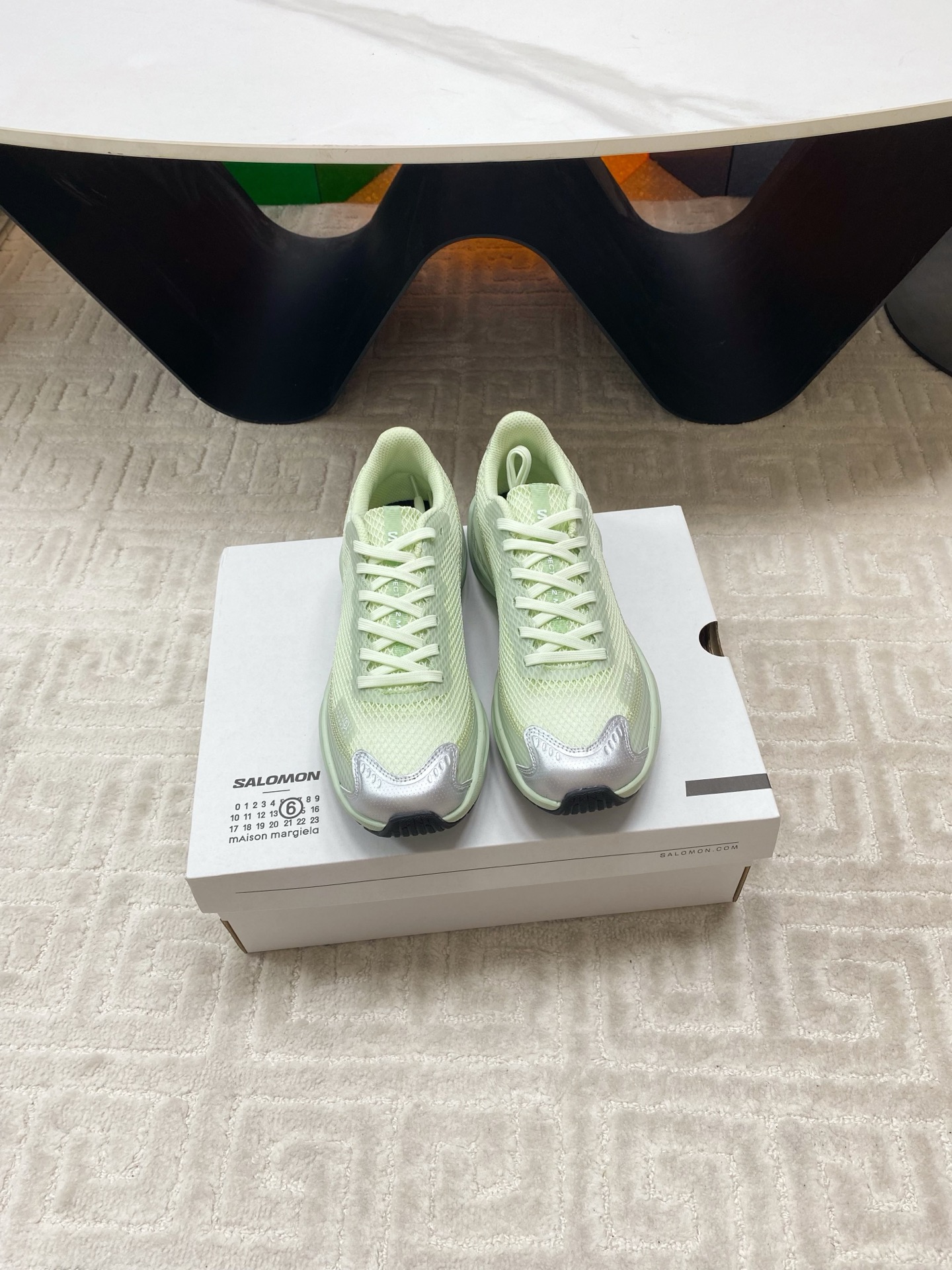 NO:403927,Magira's co-branded Salomon is super beautiful sneakers!  Who wouldn't like it!  'A pair of confidence for cool girls in mountain series' | MM6 x Salomon Co-branded shoes sharing Don't think that only climbing a mountain can wear it. MM6 x Salomon is clearly born for the city nomad. The foot feeling that is so stable that it is crazy + the unreasonable appearance, it seems to have stepped on the pioneering aesthetics on the soles of the feet. You can feel Salomon's professional and calmness, and you can also see the MM6's iconic deconstruction tension, it is the functional boots of fashionable girls, and it is also the gentle declaration of rebels. Wearing it, it seems like you are ready to go out of the world at any time, and you are ready to become the one you can wear the most in the audience. Whether it is commuting or in the countryside, it steadily caught me. Size women's size 35-39 (40 custom-made no return or exchange) Men's size 40-44 (45 custom-made no return or exchange), casual shoes/sports shoes, masion  masion margiela,masion margiela,boots,sneakers19860909马吉拉联名萨洛蒙超好看运动鞋！谁会不喜欢！ 「山系酷女孩的一双底气」| MM6 x Salomon 联名鞋实穿分享 别以为只有登山才能穿它,MM6 x Salomon 这双,明明是为城市游牧而生. 稳到发疯的脚感+不讲道理的外形,像把先锋美学踩在了脚底. 你能感受到Salomon那股专业冷静,也能看见MM6标志性的解构张力, 是时尚女孩的机能战靴,也是叛逆者的温柔宣言. 穿上它,像是准备好随时出走世界,也准备好成为全场最会穿的那一个. 无论是通勤还是郊野,它都稳稳地接住了我. Size女码35-39（40订做不退换） 男码40-44（45订做不退换）,休闲鞋/运动鞋,masion margiela,masion margiela,boots,sneakers,Women's Shoes