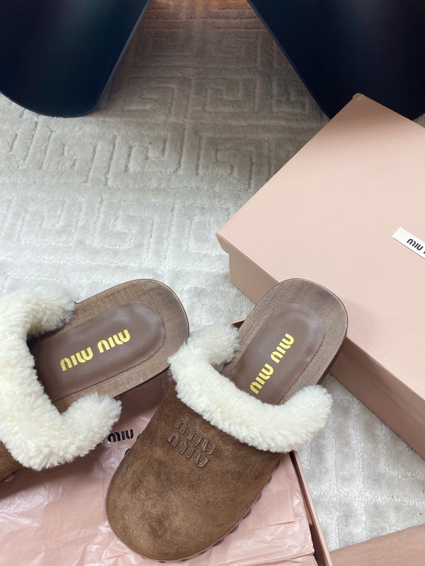 “816 Miu Miu Cotton Shoes 2025: New Winter Collection with Unique Effacery Process” - 图片 4