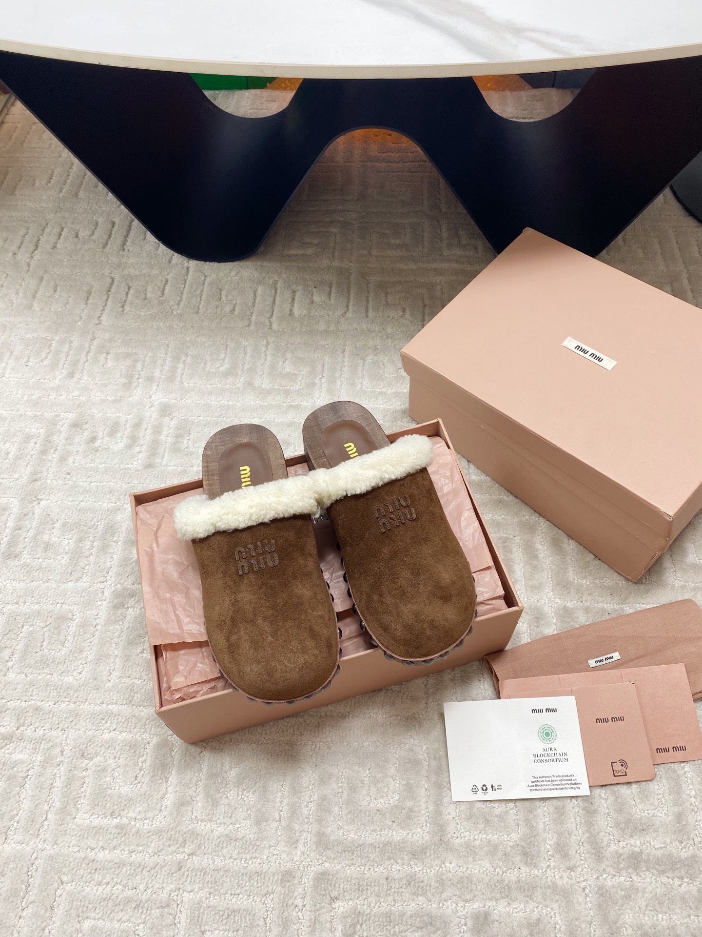 “816 Miu Miu Cotton Shoes 2025: New Winter Collection with Unique Effacery Process” - 图片 1