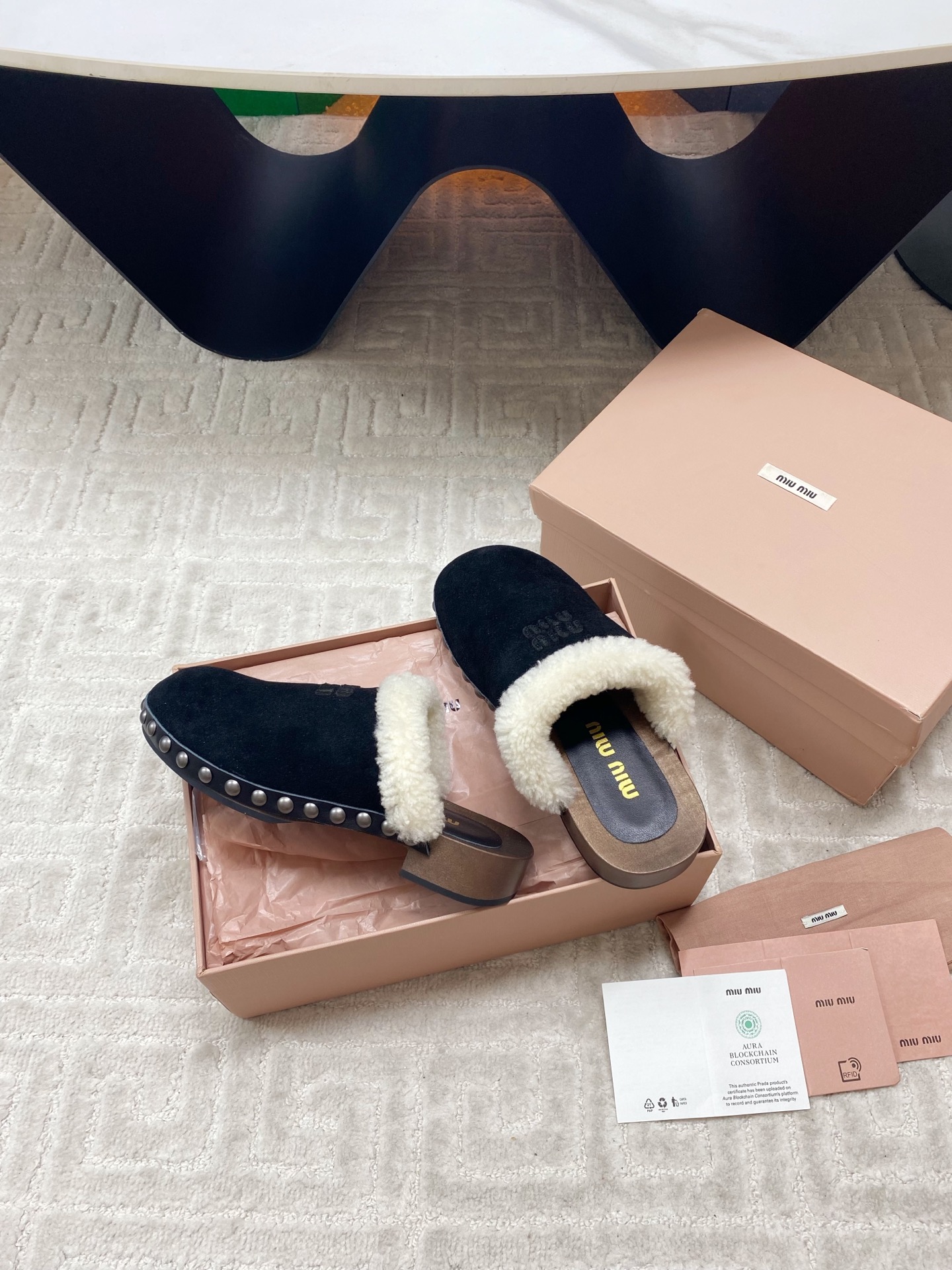 “Miu Miu 2025 Winter Cotton Shoes: Unique Effacery Process, Modern Styles, Imported Wool, Original Soles – Size 35-39” - 图片 5
