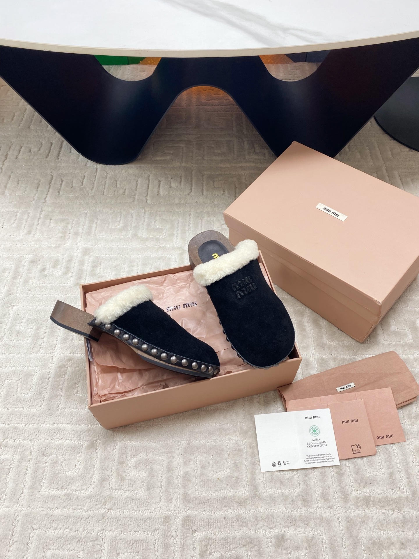 “Miu Miu 2025 Winter Cotton Shoes: Unique Effacery Process, Modern Styles, Imported Wool, Original Soles – Size 35-39” - 图片 3