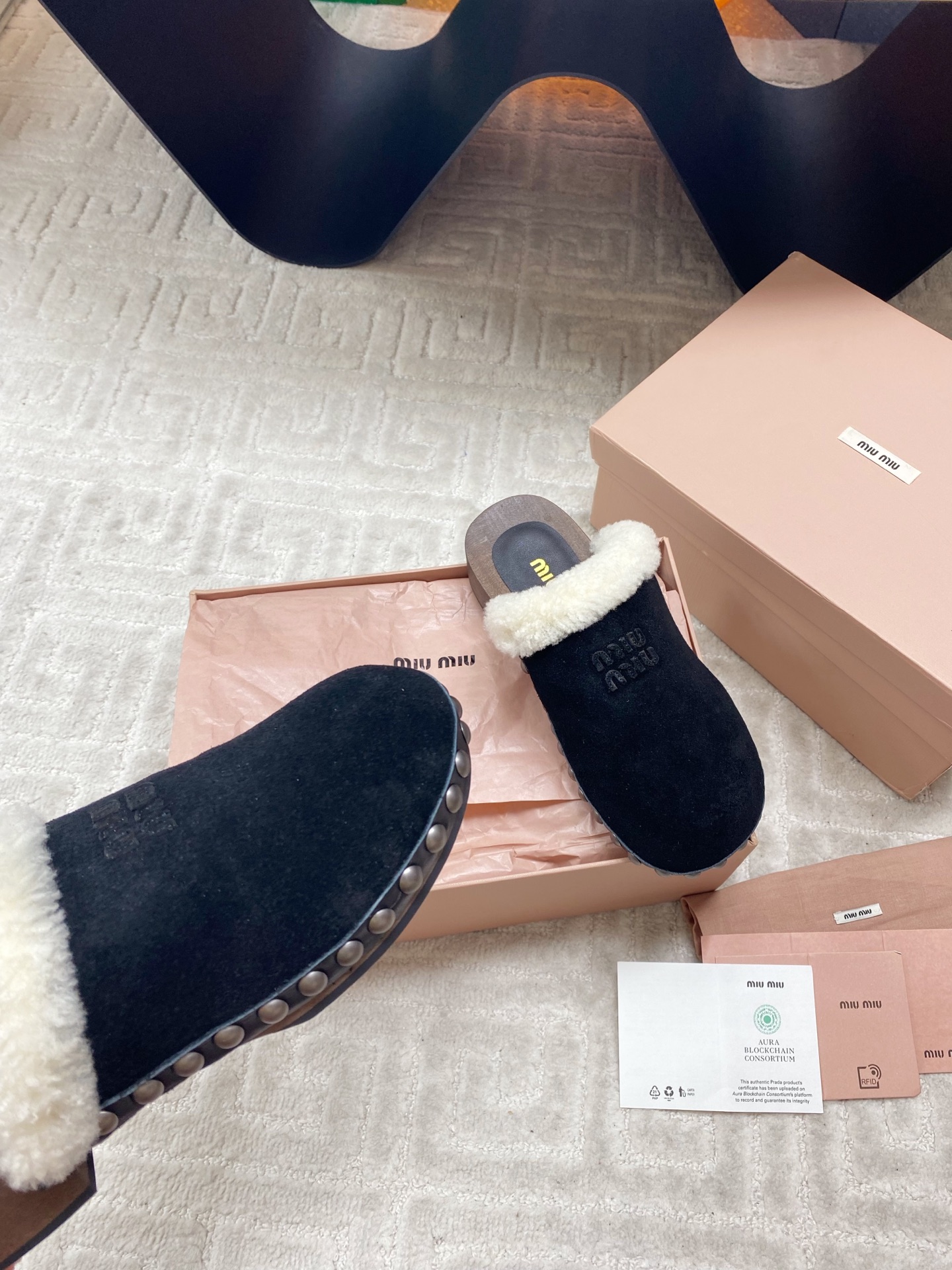 “Miu Miu 2025 Winter Cotton Shoes: Unique Effacery Process, Modern Styles, Imported Wool, Original Soles – Size 35-39” - 图片 7