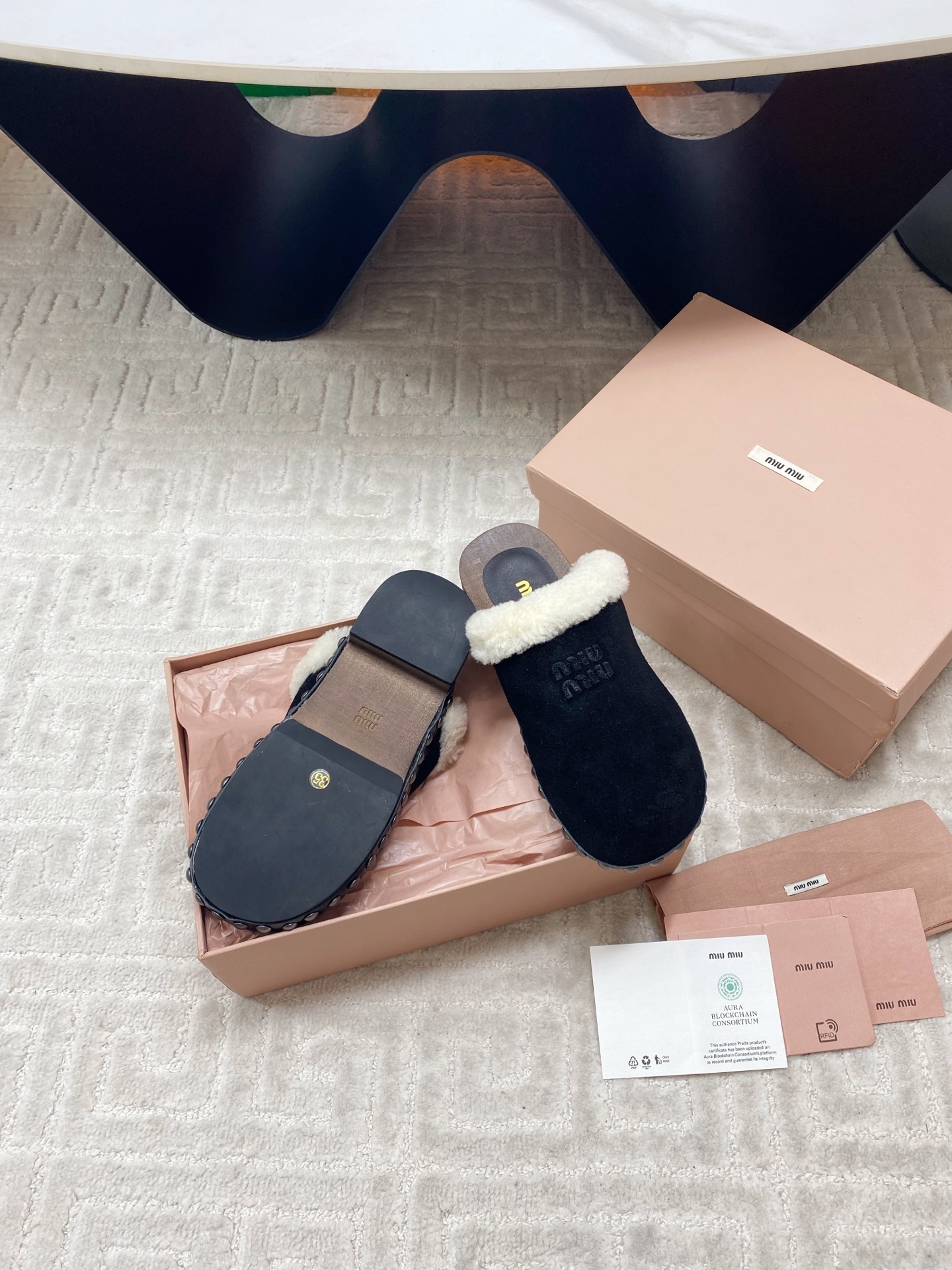 “Miu Miu 2025 Winter Cotton Shoes: Unique Effacery Process, Modern Styles, Imported Wool, Original Soles – Size 35-39” - 图片 8