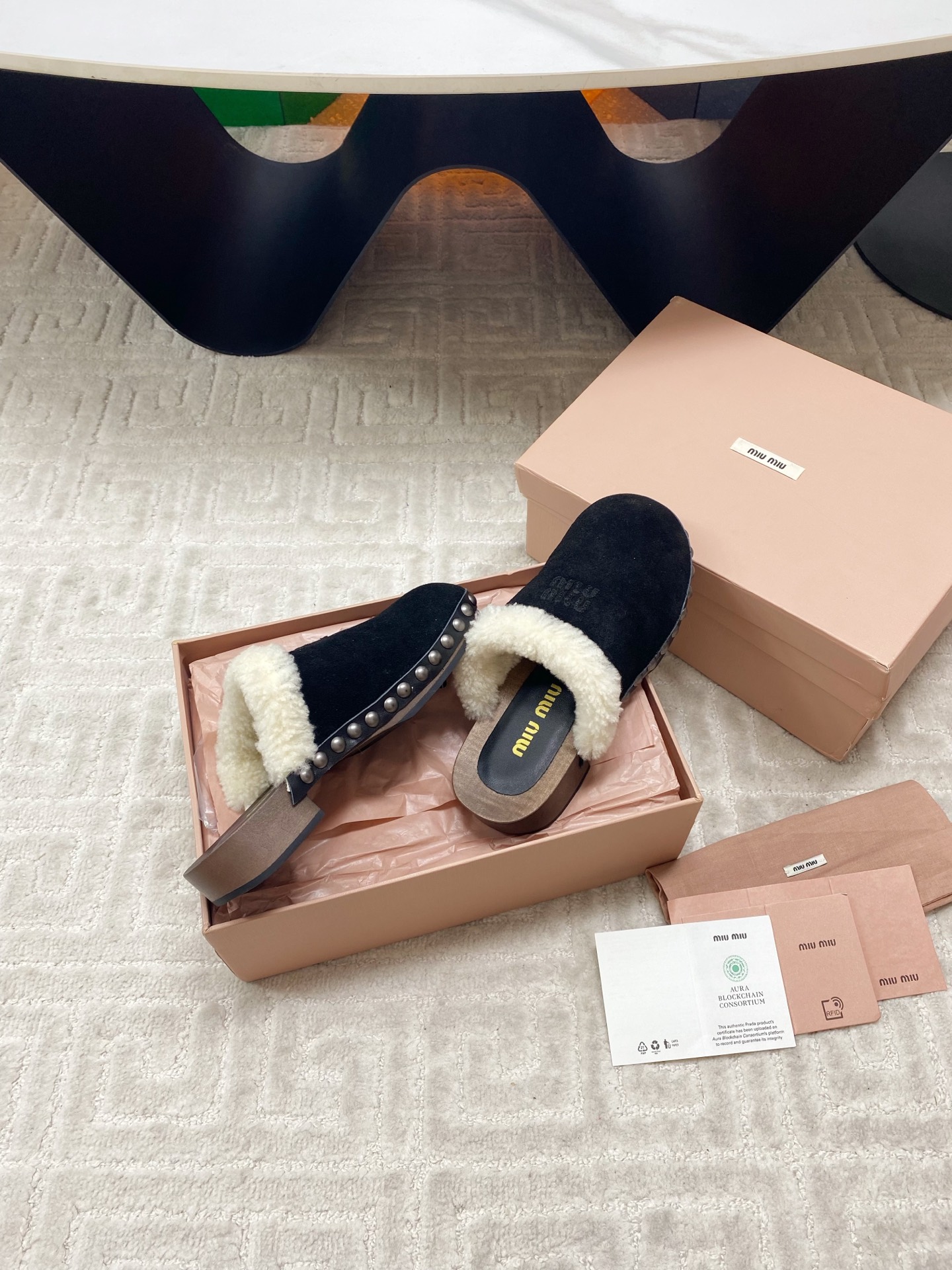 “Miu Miu 2025 Winter Cotton Shoes: Unique Effacery Process, Modern Styles, Imported Wool, Original Soles – Size 35-39” - 图片 6