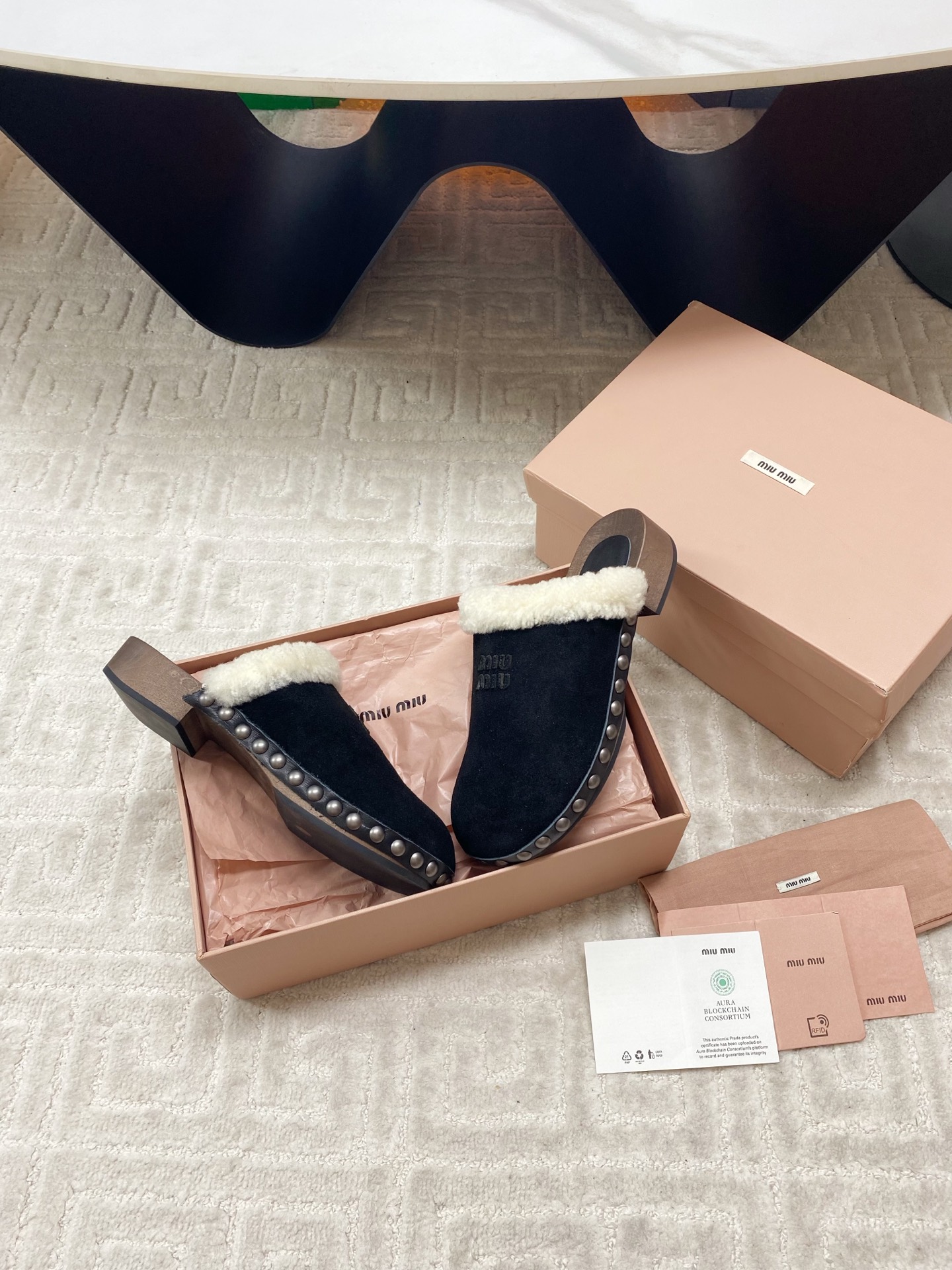 “Miu Miu 2025 Winter Cotton Shoes: Unique Effacery Process, Modern Styles, Imported Wool, Original Soles – Size 35-39” - 图片 9