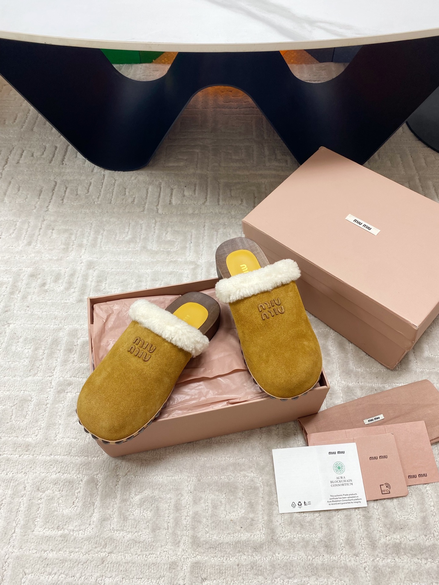 Miu Miu 2025 Winter Cotton Shoes with unique effacery process, modern style, wool fabric, and original soles. Sizes 35-39. - 图片 2