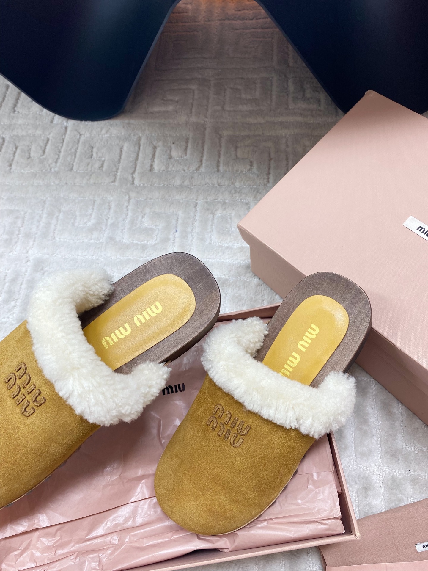 Miu Miu 2025 Winter Cotton Shoes with unique effacery process, modern style, wool fabric, and original soles. Sizes 35-39. - 图片 7
