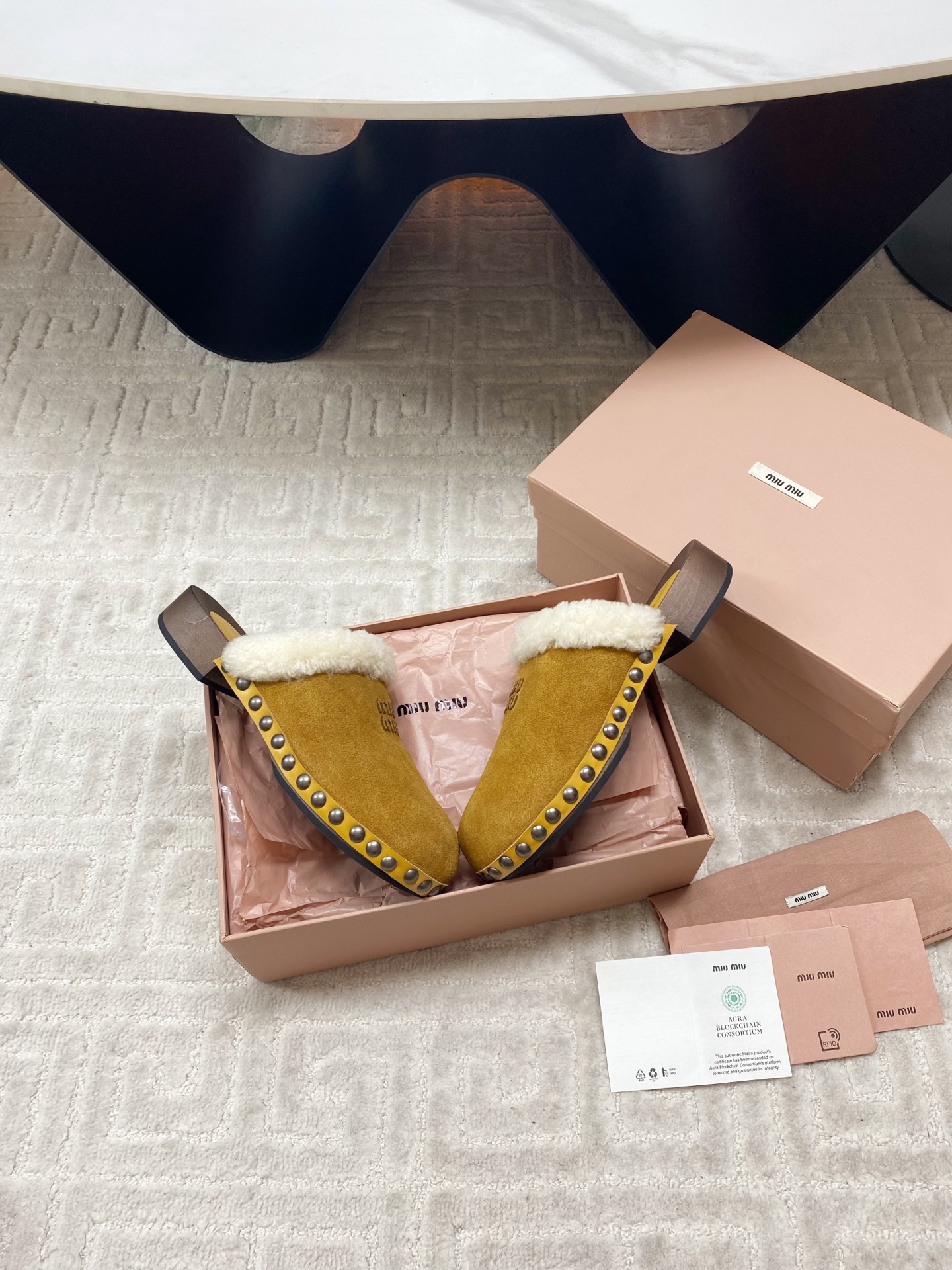 Miu Miu 2025 Winter Cotton Shoes with unique effacery process, modern style, wool fabric, and original soles. Sizes 35-39. - 图片 4