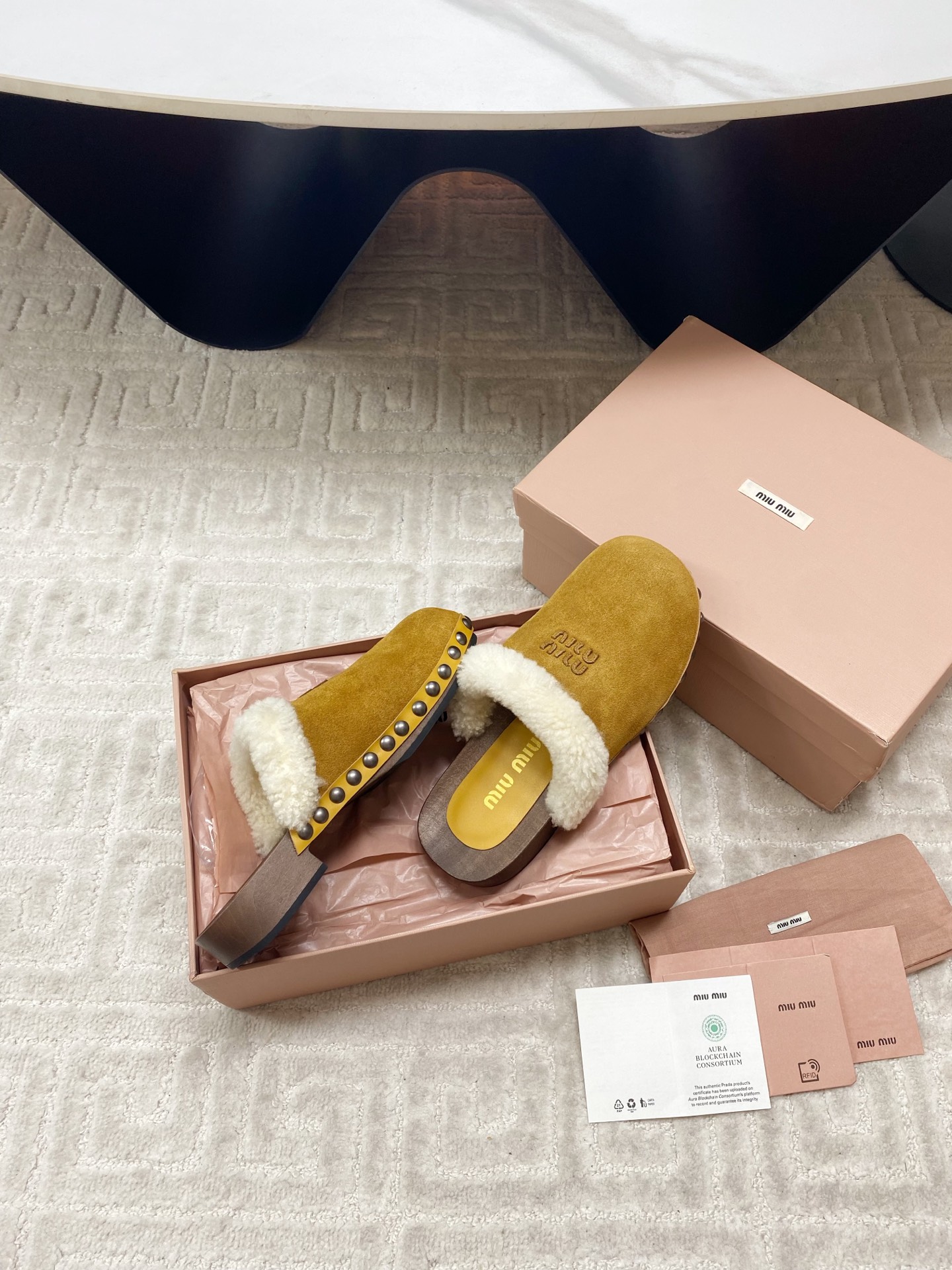 Miu Miu 2025 Winter Cotton Shoes with unique effacery process, modern style, wool fabric, and original soles. Sizes 35-39. - 图片 6