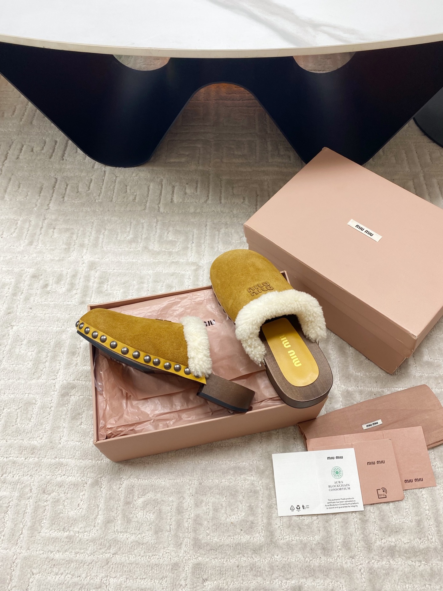 Miu Miu 2025 Winter Cotton Shoes with unique effacery process, modern style, wool fabric, and original soles. Sizes 35-39. - 图片 5