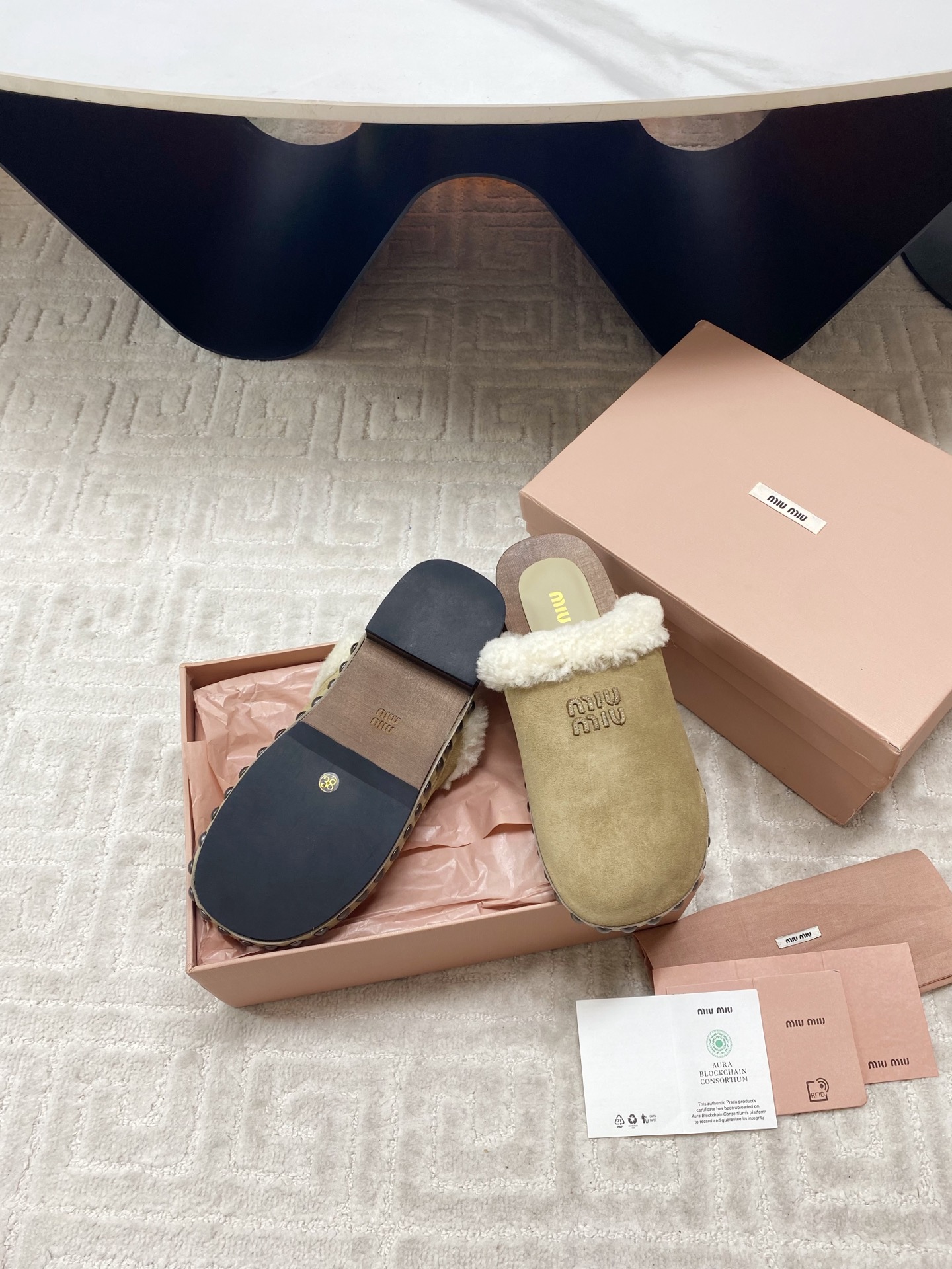 Miu Miu 2025 Winter Cotton Shoes: Unique Effacery Process and Modern Style Collisions - 图片 9