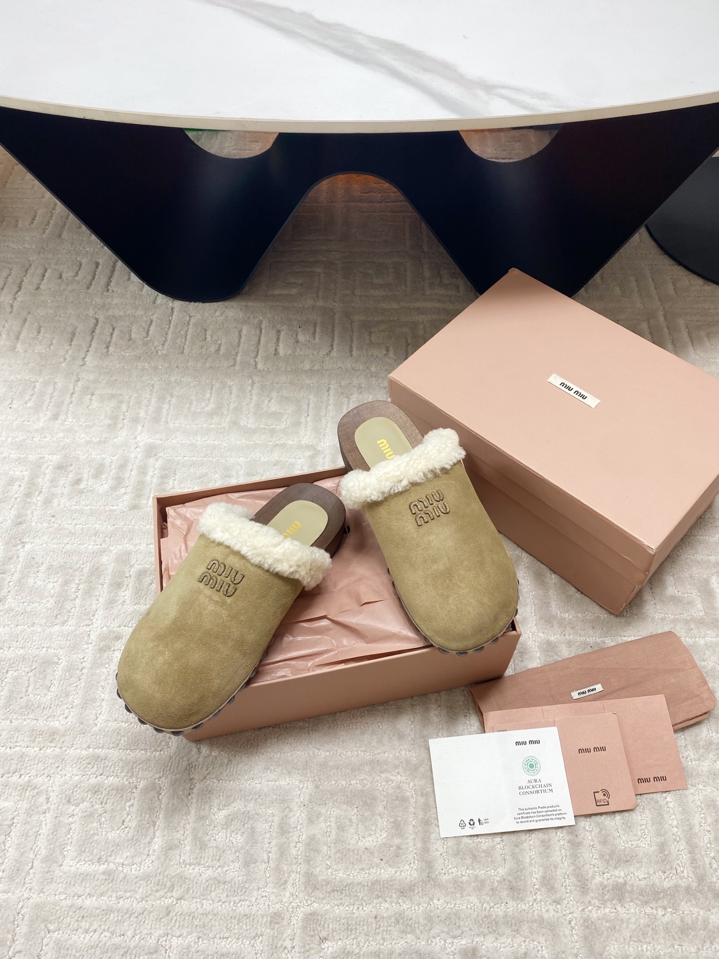 Miu Miu 2025 Winter Cotton Shoes: Unique Effacery Process and Modern Style Collisions - 图片 2