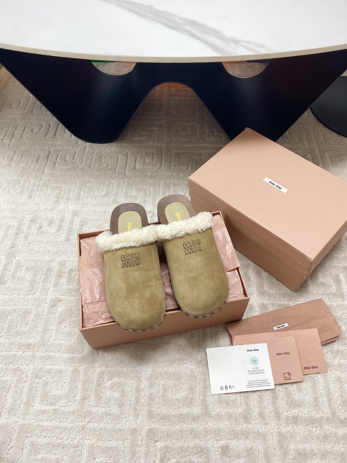 Miu Miu 2025 Winter Cotton Shoes: Unique Effacery Process and Modern Style Collisions - 图片 1
