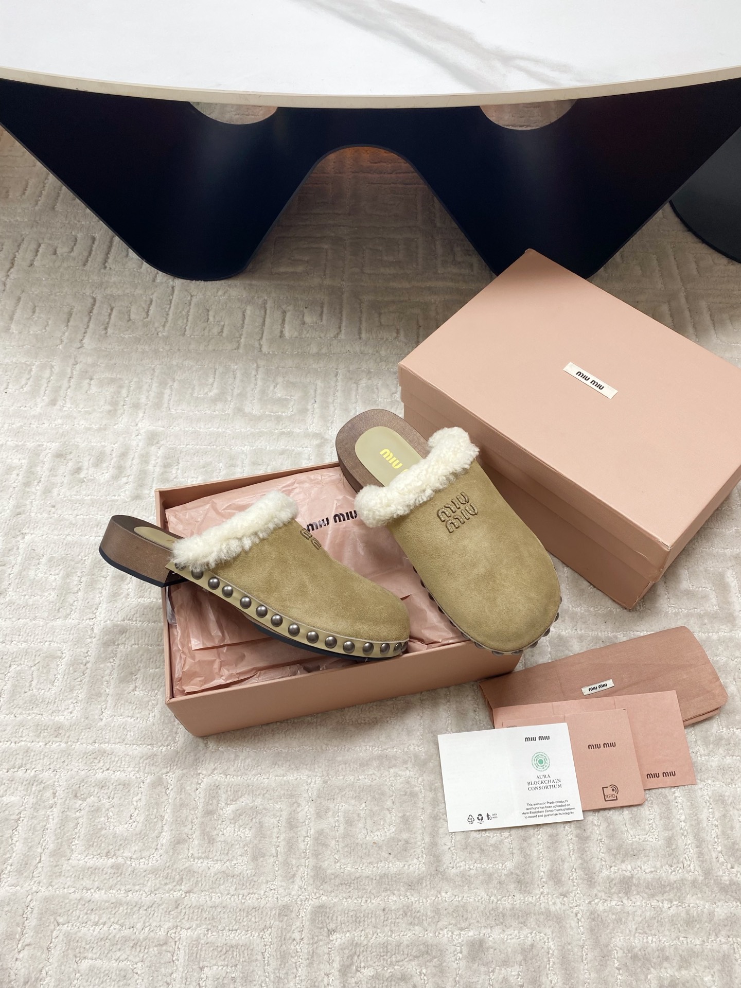 Miu Miu 2025 Winter Cotton Shoes: Unique Effacery Process and Modern Style Collisions - 图片 3