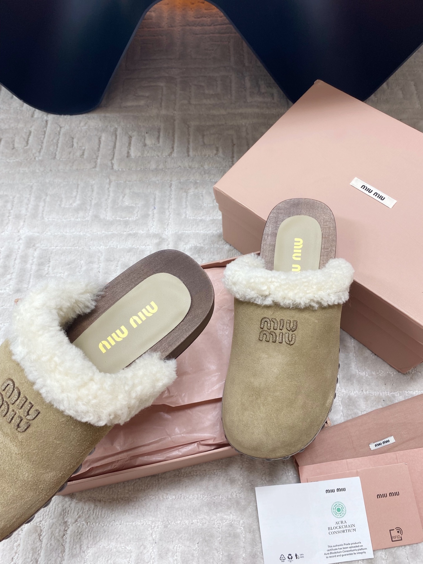 Miu Miu 2025 Winter Cotton Shoes: Unique Effacery Process and Modern Style Collisions - 图片 7
