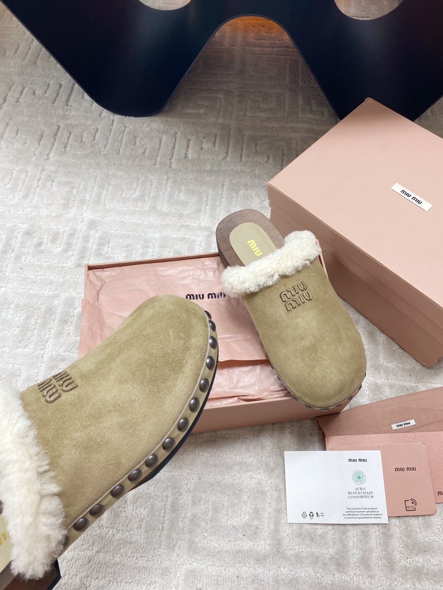 Miu Miu 2025 Winter Cotton Shoes: Unique Effacery Process and Modern Style Collisions - 图片 8
