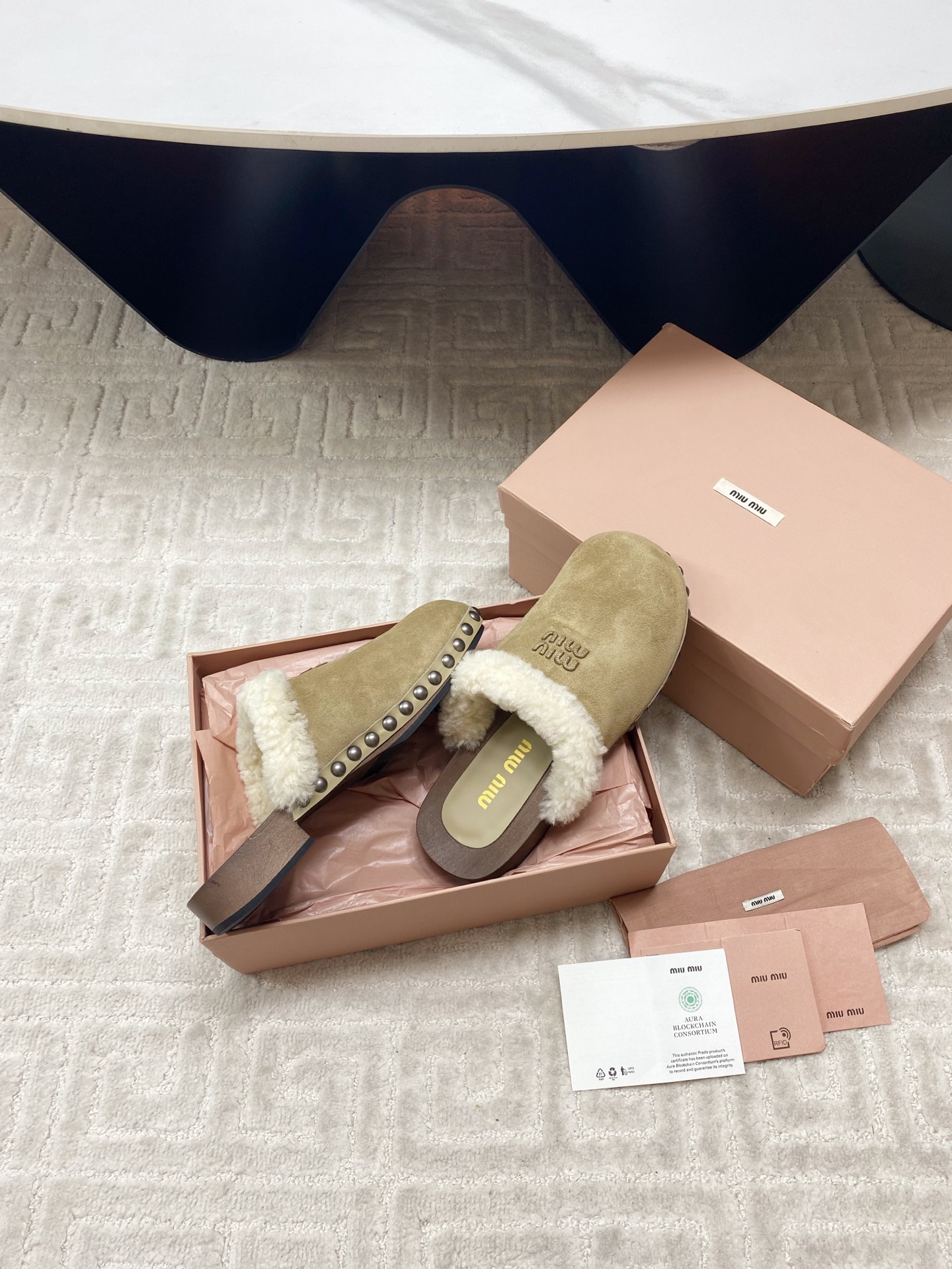 Miu Miu 2025 Winter Cotton Shoes: Unique Effacery Process and Modern Style Collisions - 图片 6