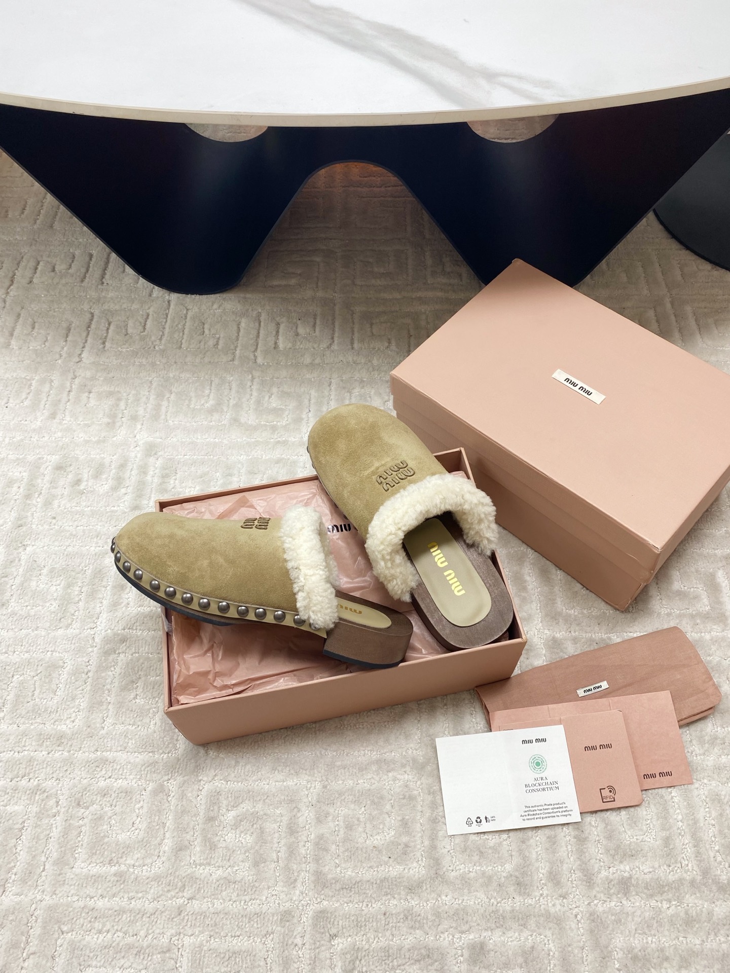 Miu Miu 2025 Winter Cotton Shoes: Unique Effacery Process and Modern Style Collisions - 图片 5