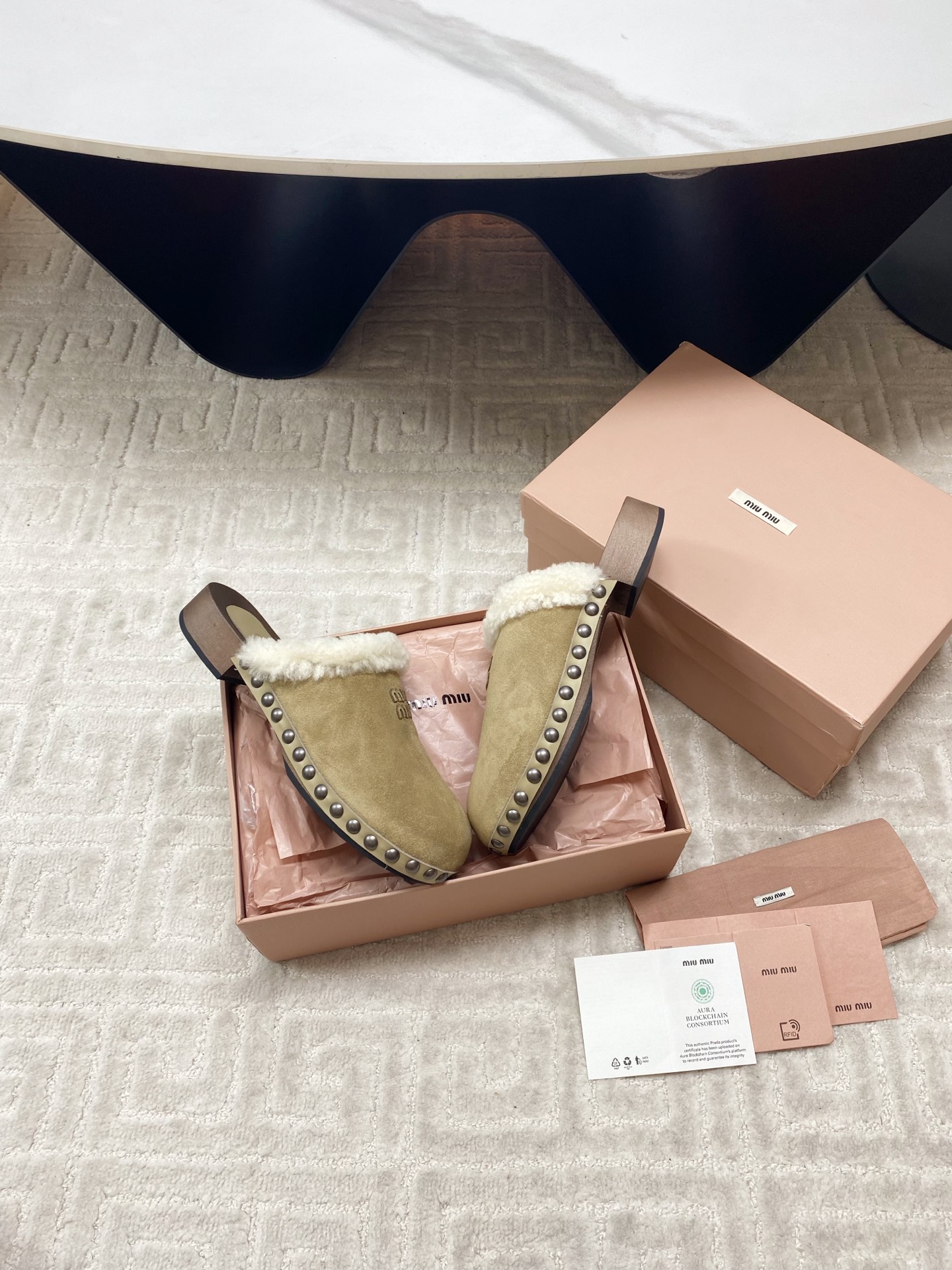 Miu Miu 2025 Winter Cotton Shoes: Unique Effacery Process and Modern Style Collisions - 图片 4