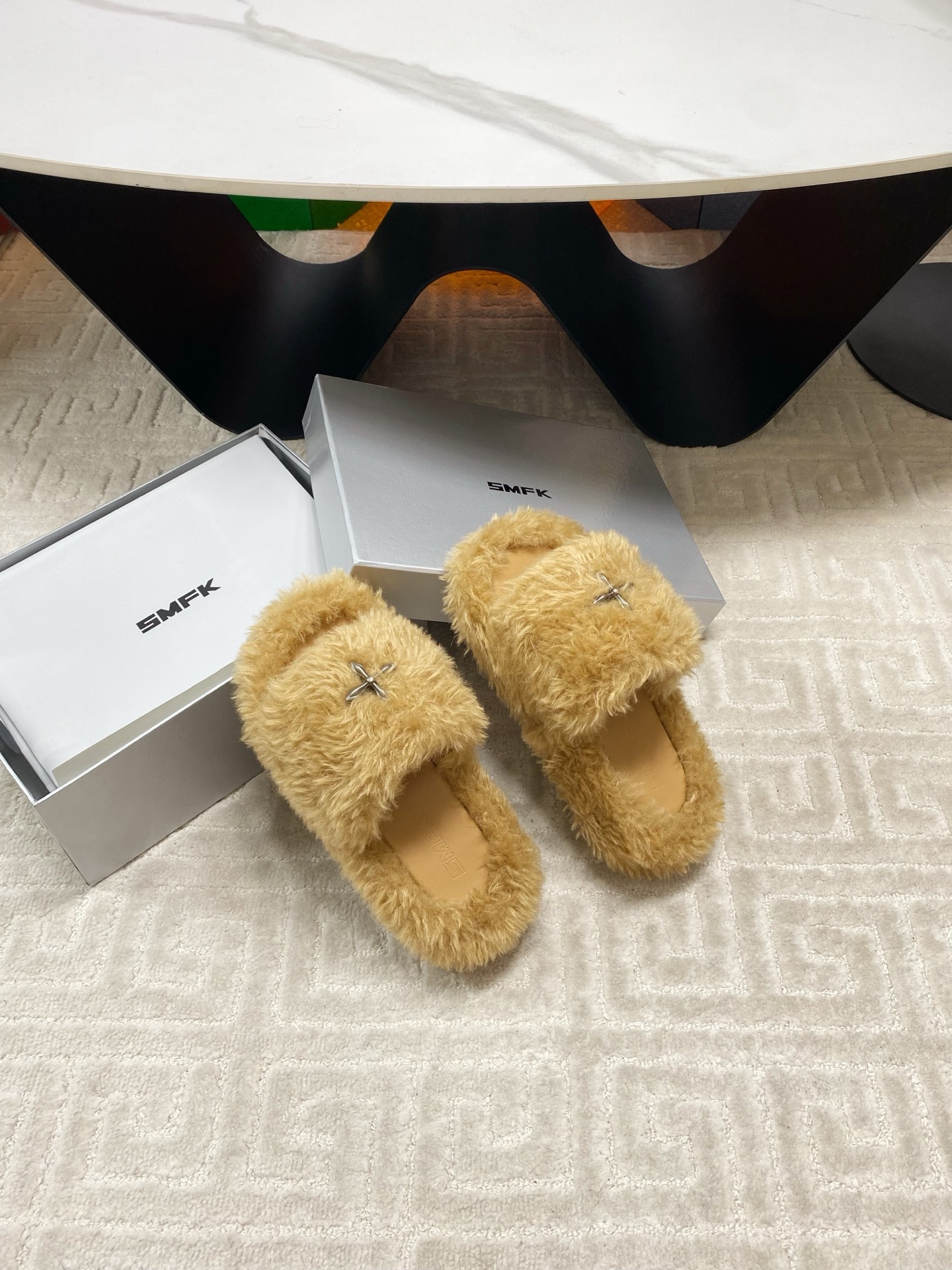 “SMFK Hairy Bottom Slippers: Icelandic Fur, Unique Design, Size 35-39” - 图片 5