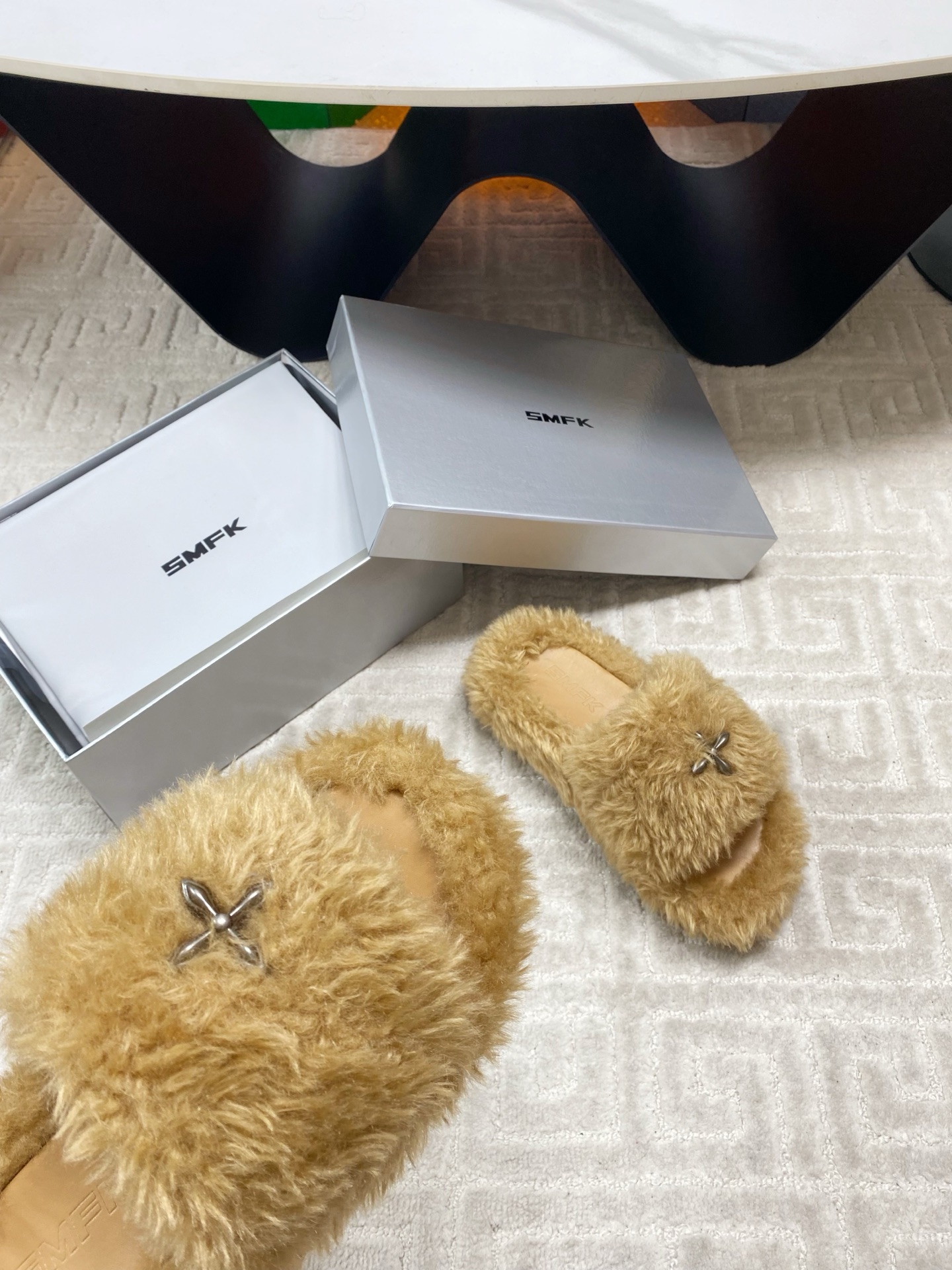 “SMFK Hairy Bottom Slippers: Icelandic Fur, Unique Design, Size 35-39” - 图片 6