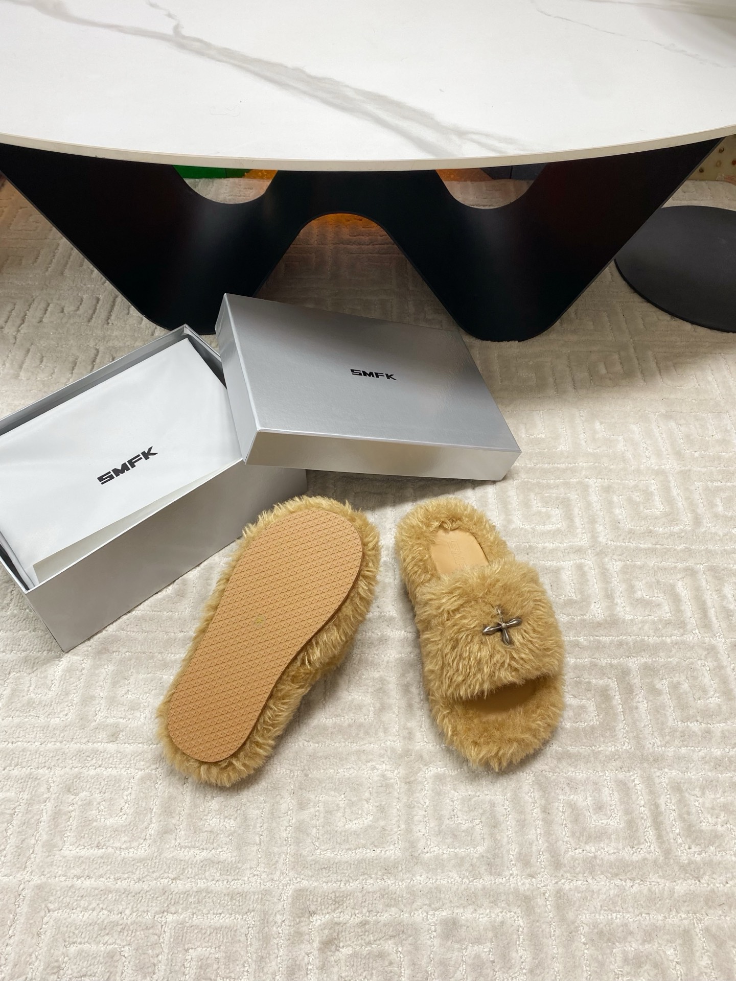 “SMFK Hairy Bottom Slippers: Icelandic Fur, Unique Design, Size 35-39” - 图片 9