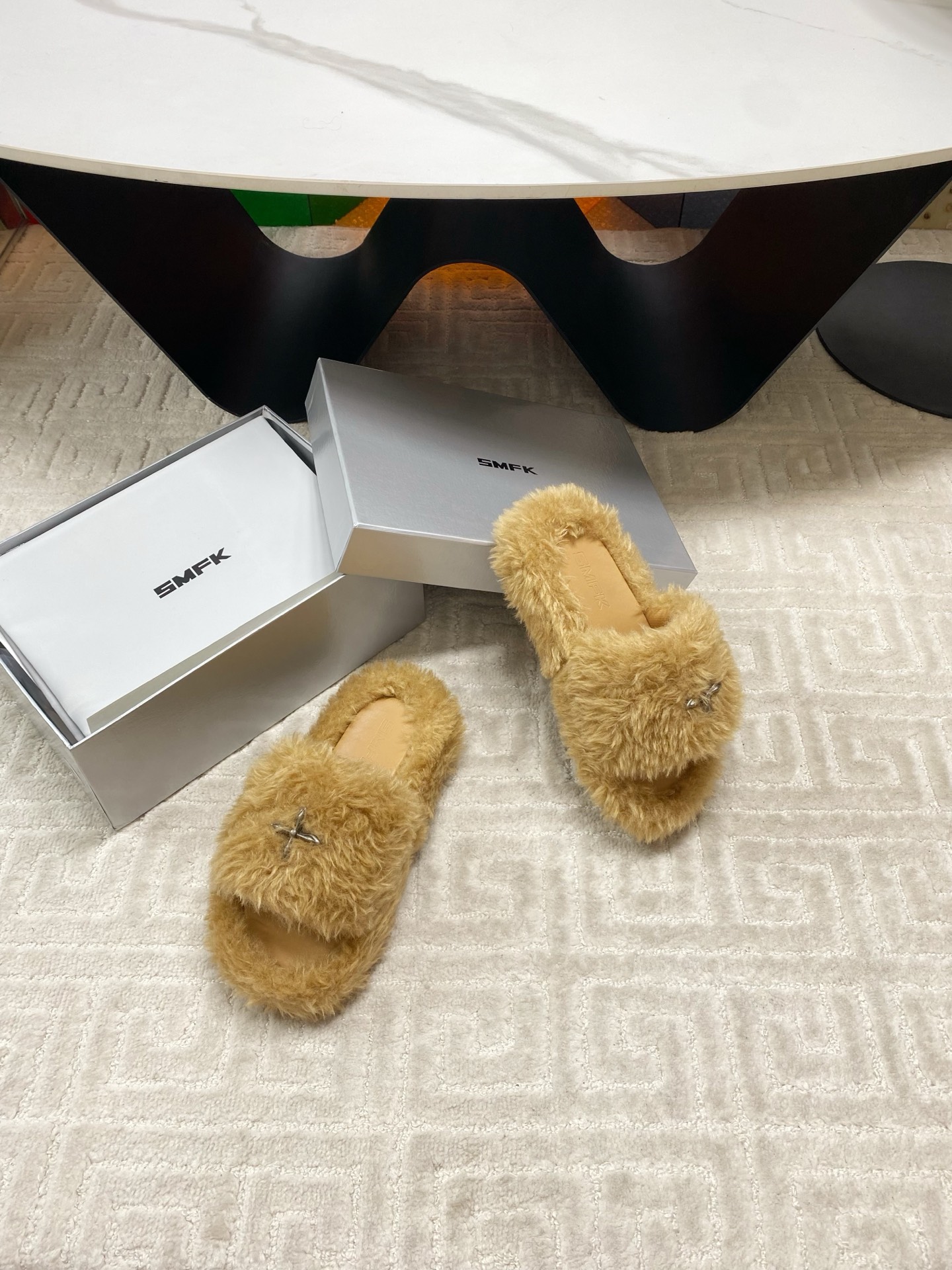 “SMFK Hairy Bottom Slippers: Icelandic Fur, Unique Design, Size 35-39” - 图片 4
