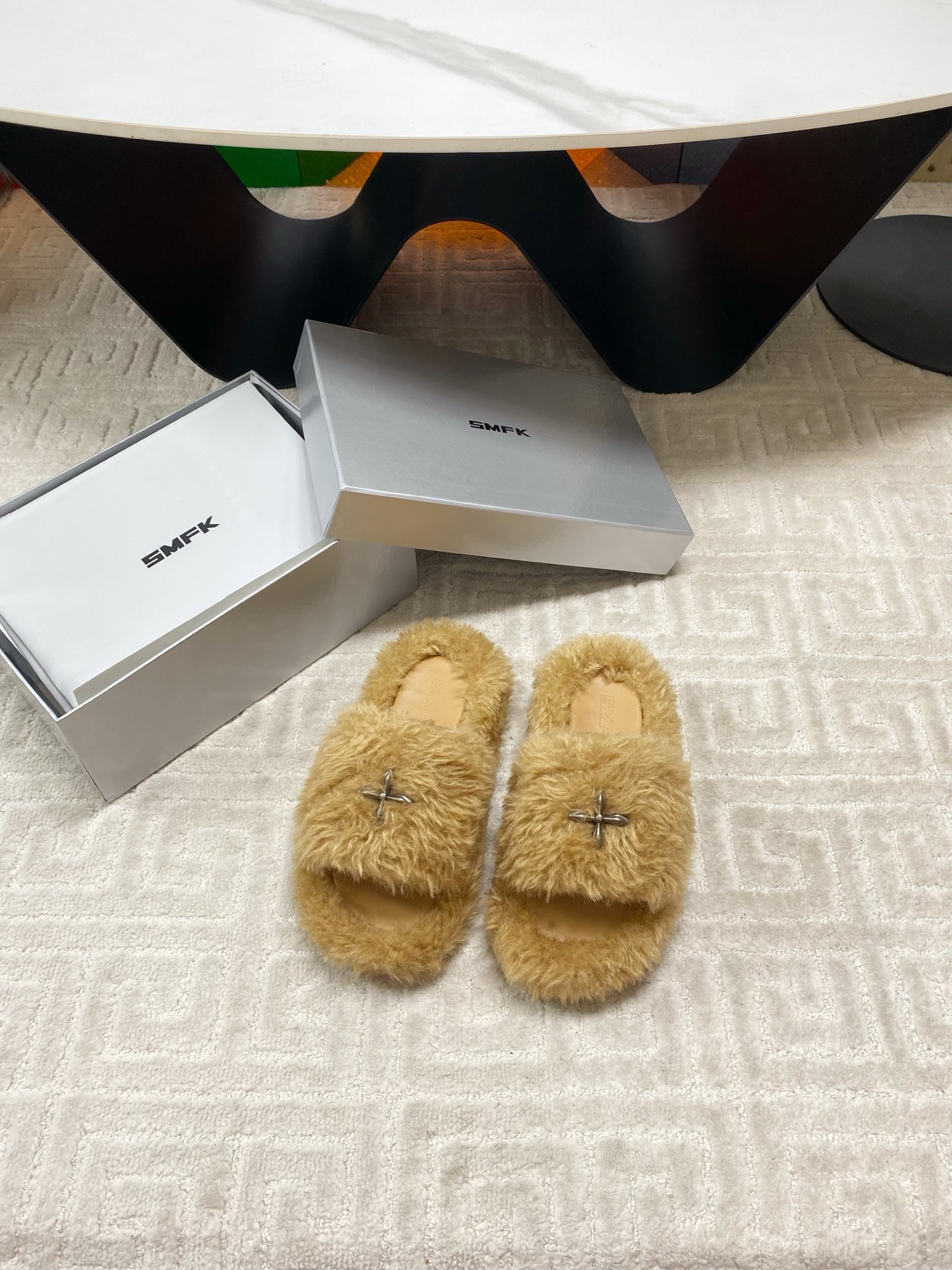 “SMFK Hairy Bottom Slippers: Icelandic Fur, Unique Design, Size 35-39”