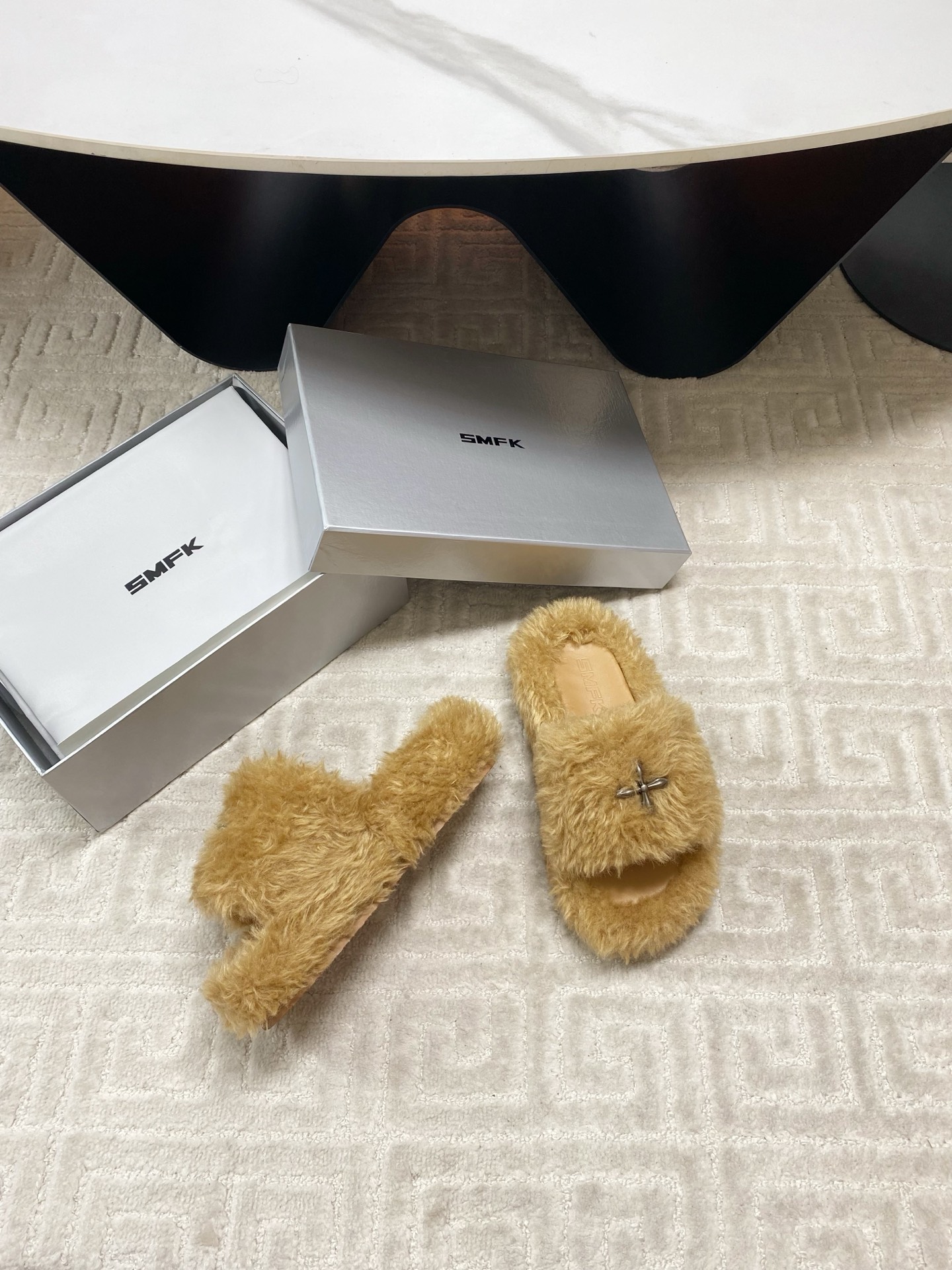 “SMFK Hairy Bottom Slippers: Icelandic Fur, Unique Design, Size 35-39” - 图片 3