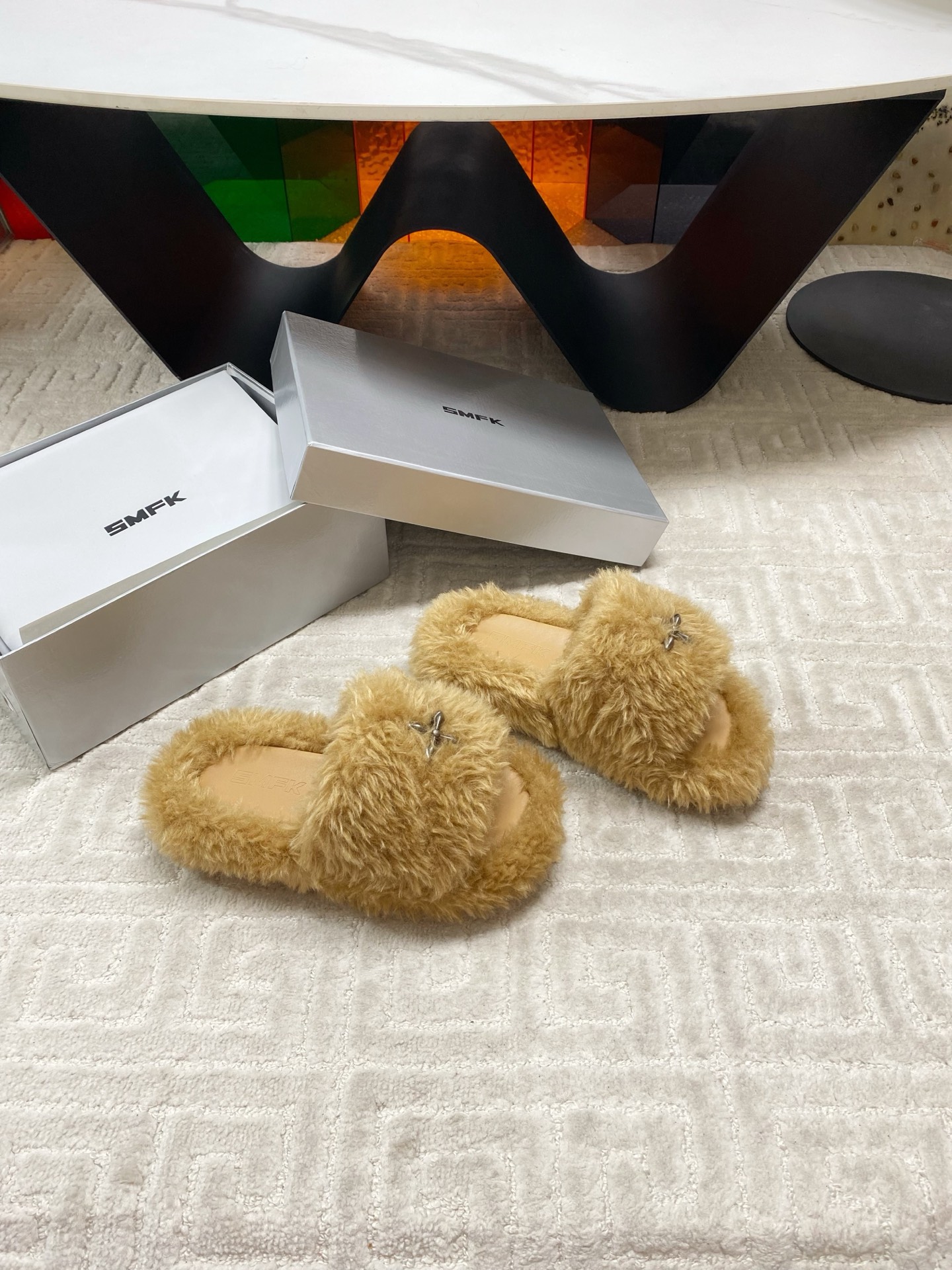 “SMFK Hairy Bottom Slippers: Icelandic Fur, Unique Design, Size 35-39” - 图片 2