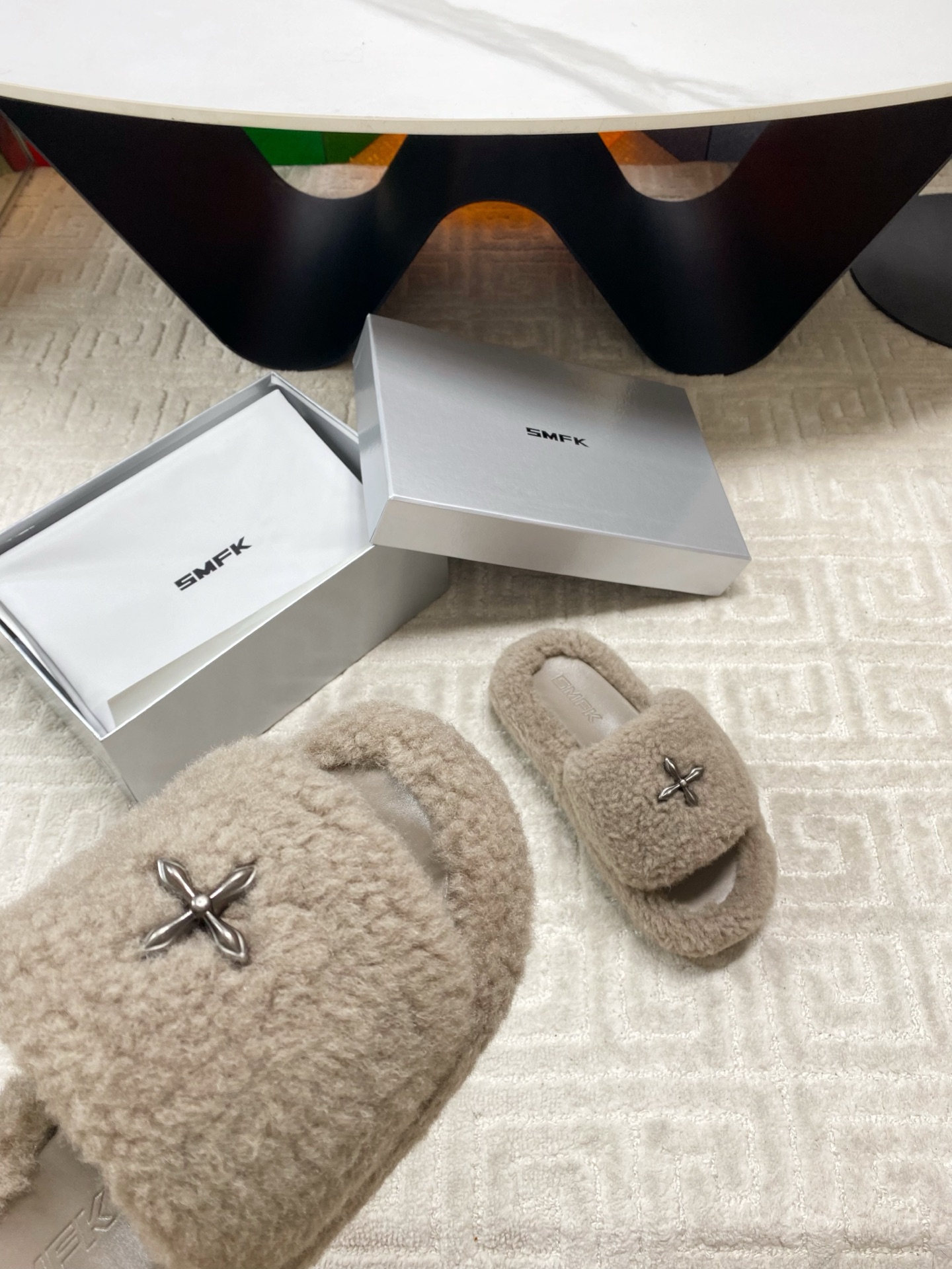 “SMFK Icelandic Fur Slippers: Unique Design with Custom Hardware Buttons, Skating Crosses, and Soft Feet” - 图片 6
