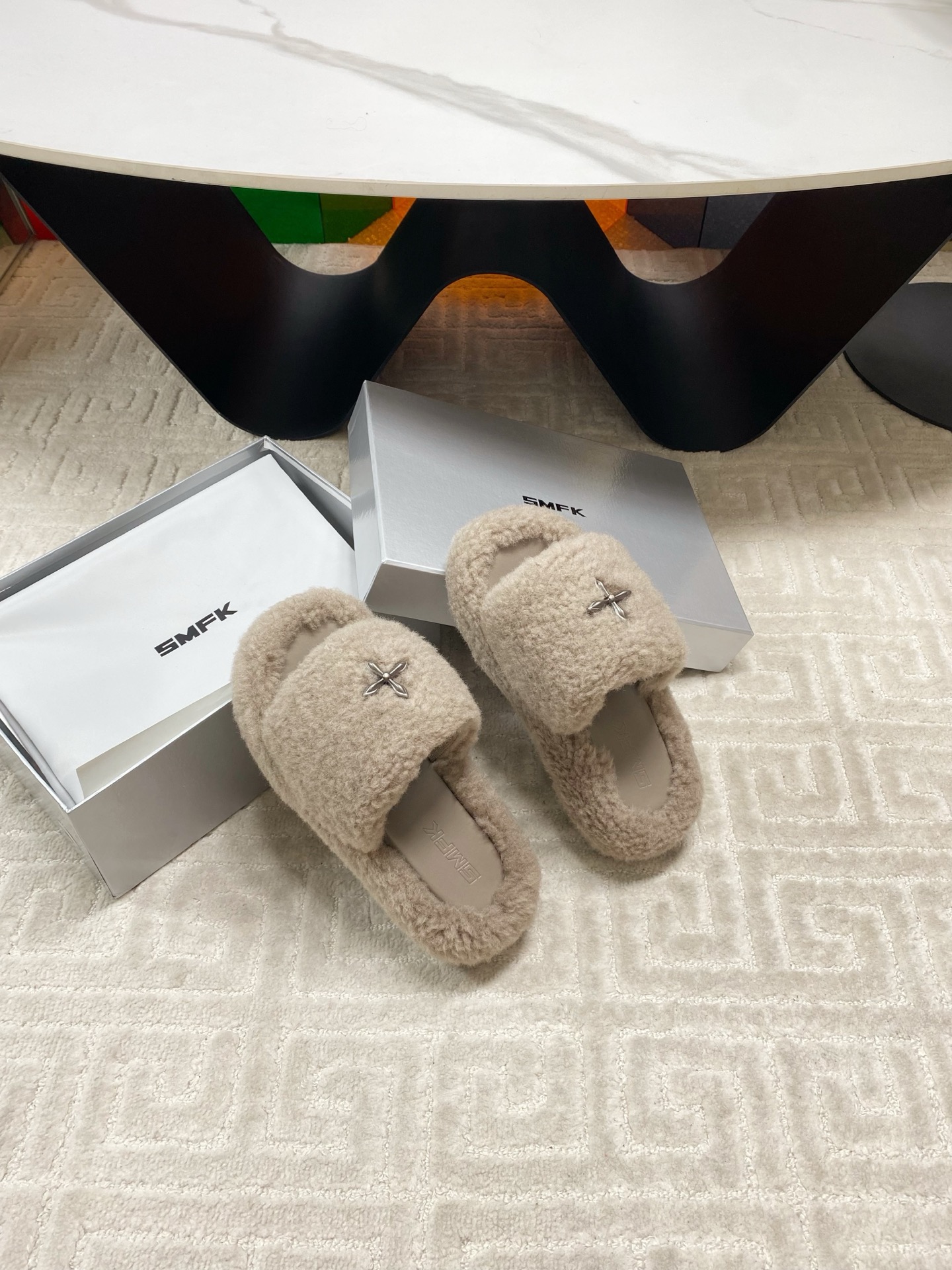 “SMFK Icelandic Fur Slippers: Unique Design with Custom Hardware Buttons, Skating Crosses, and Soft Feet” - 图片 5