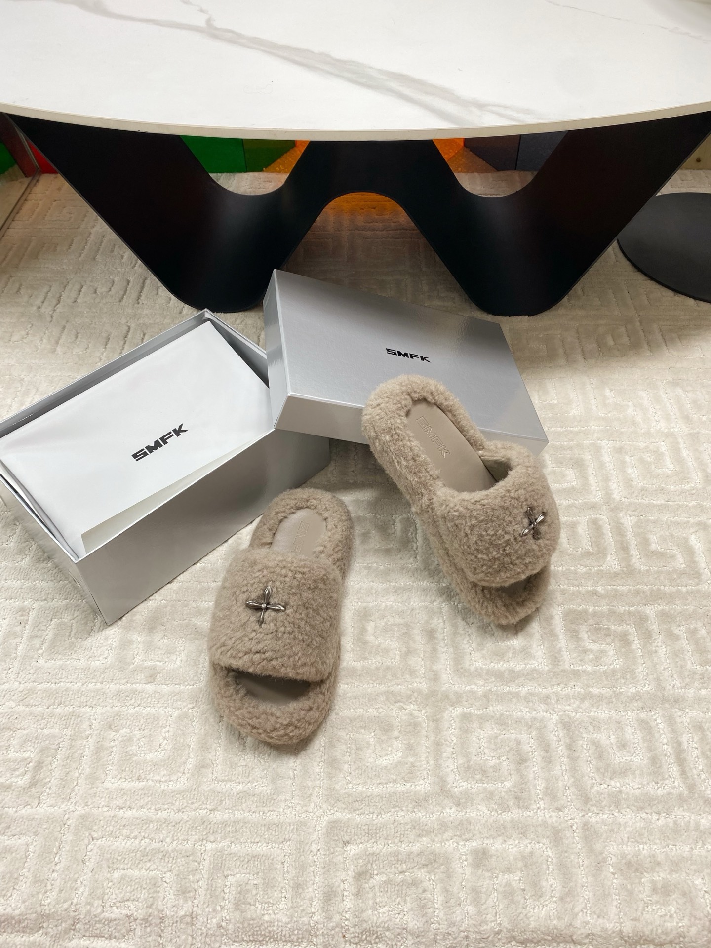 “SMFK Icelandic Fur Slippers: Unique Design with Custom Hardware Buttons, Skating Crosses, and Soft Feet” - 图片 4