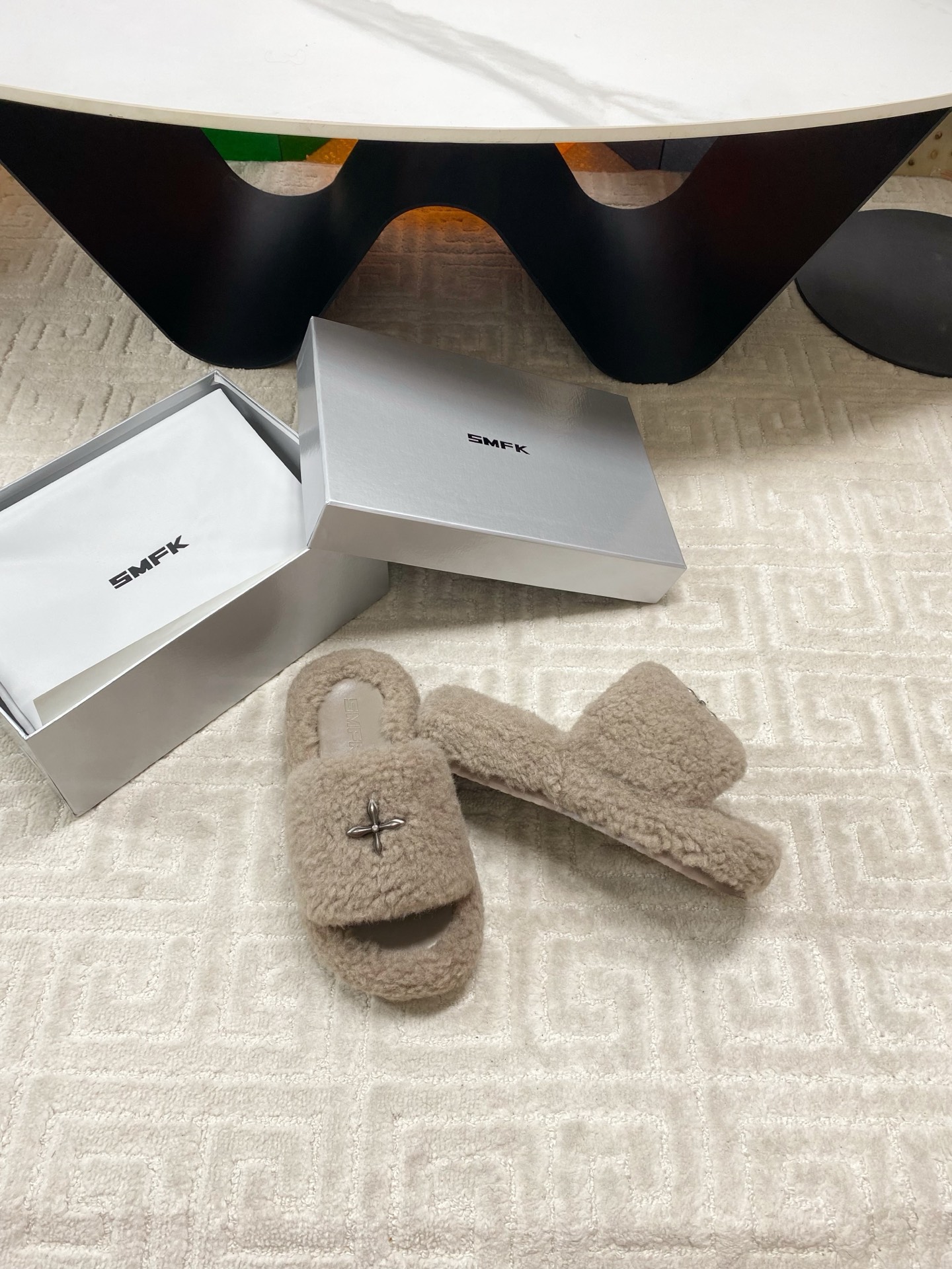 “SMFK Icelandic Fur Slippers: Unique Design with Custom Hardware Buttons, Skating Crosses, and Soft Feet” - 图片 3