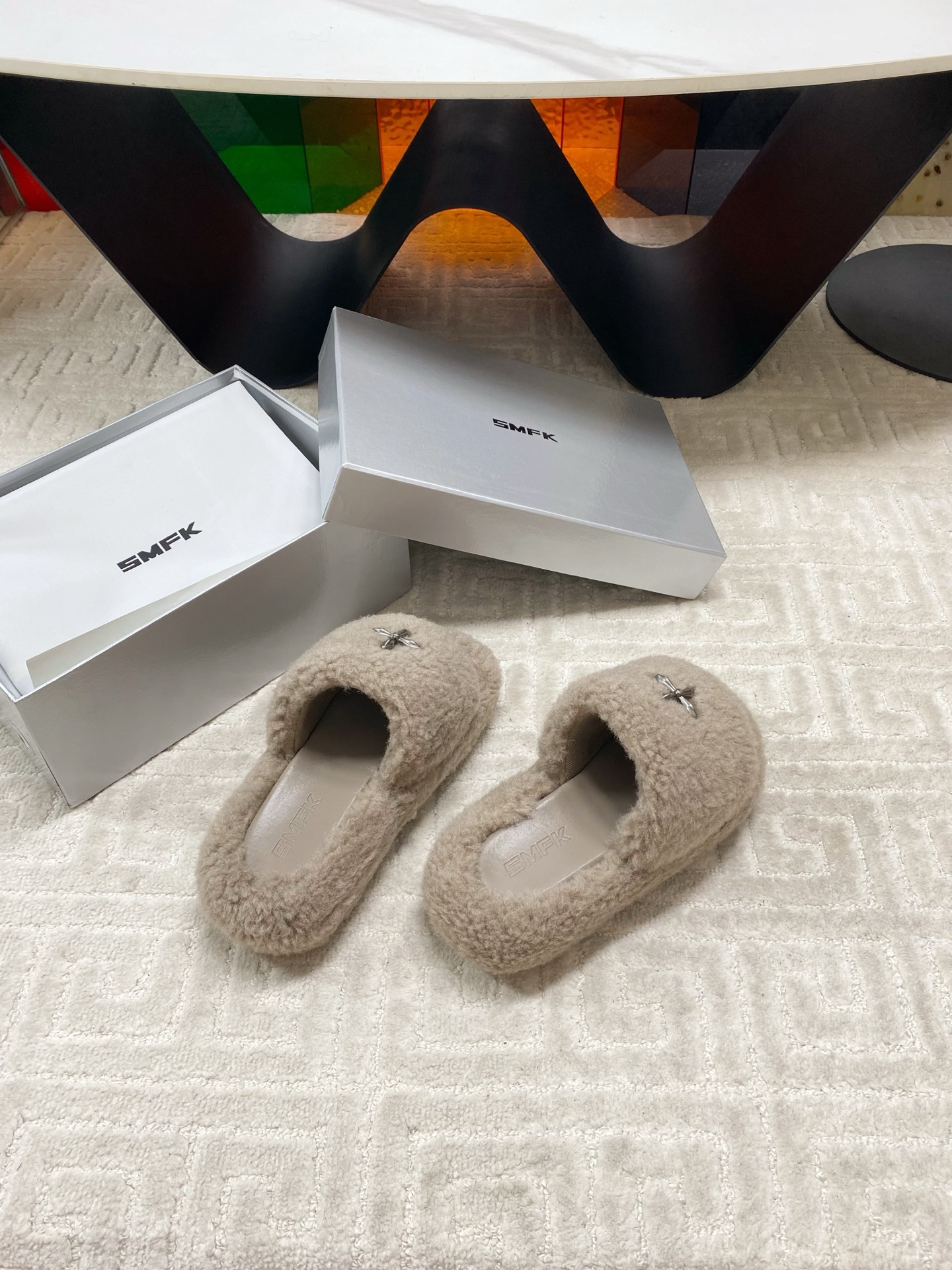 “SMFK Icelandic Fur Slippers: Unique Design with Custom Hardware Buttons, Skating Crosses, and Soft Feet” - 图片 8