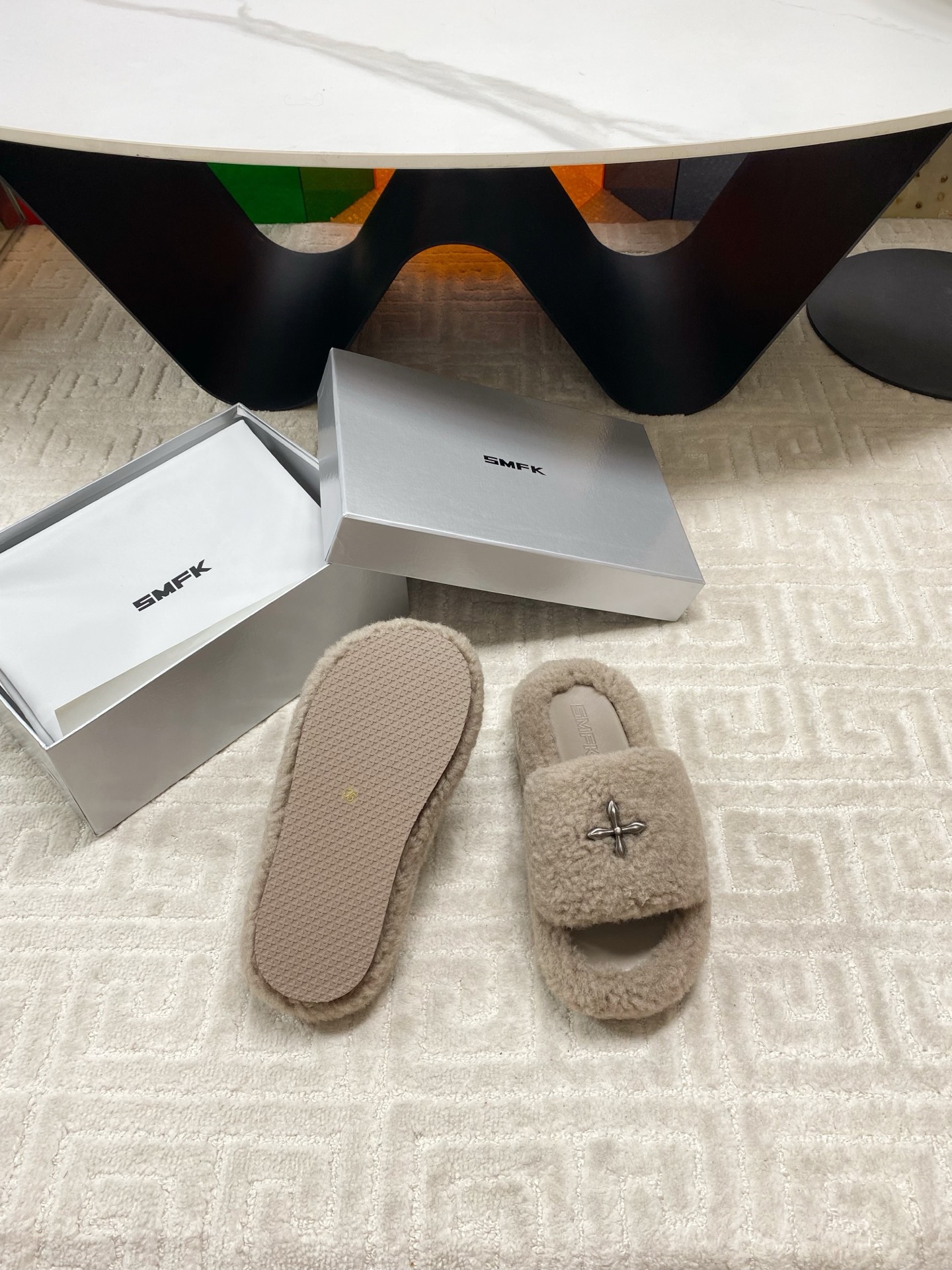 “SMFK Icelandic Fur Slippers: Unique Design with Custom Hardware Buttons, Skating Crosses, and Soft Feet” - 图片 9