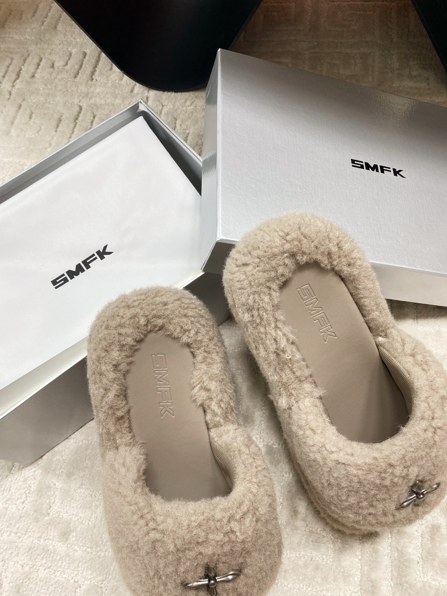 “SMFK Icelandic Fur Slippers: Unique Design with Custom Hardware Buttons, Skating Crosses, and Soft Feet” - 图片 7