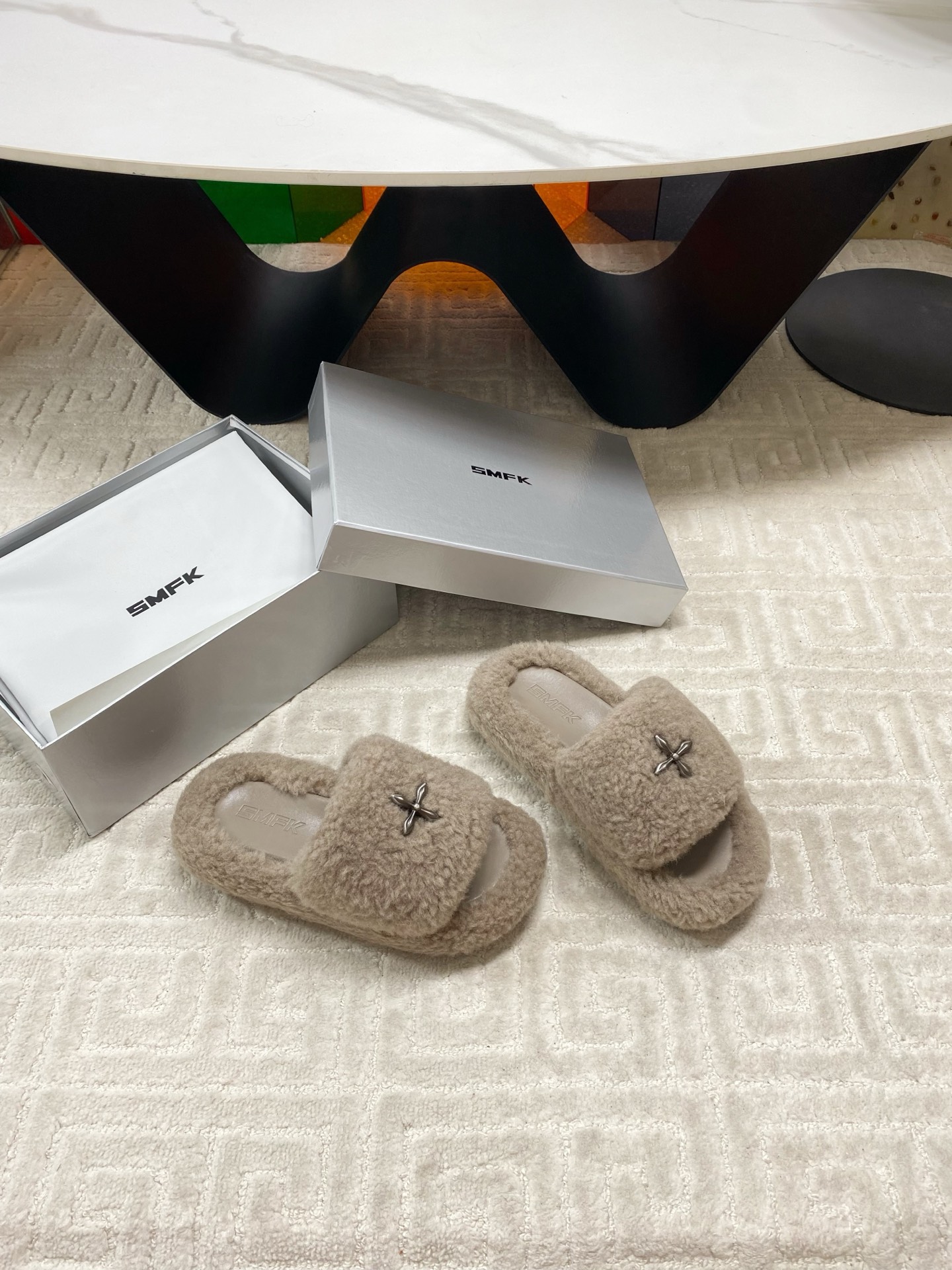 “SMFK Icelandic Fur Slippers: Unique Design with Custom Hardware Buttons, Skating Crosses, and Soft Feet” - 图片 2