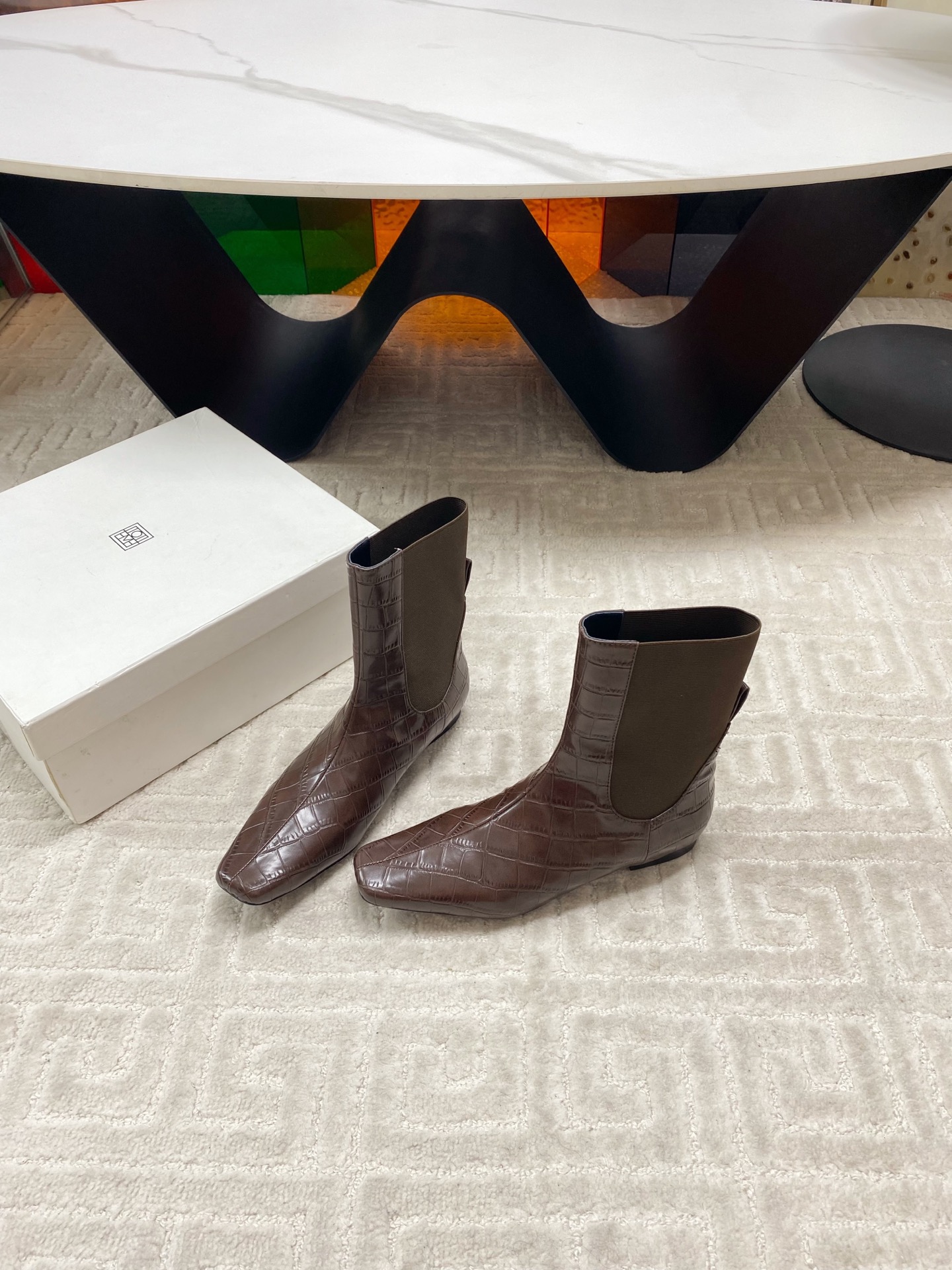 “Toteme Stylish Boots: Custom-made, Colorful Designs in Fine Leather, Imported Sizes” - 图片 2