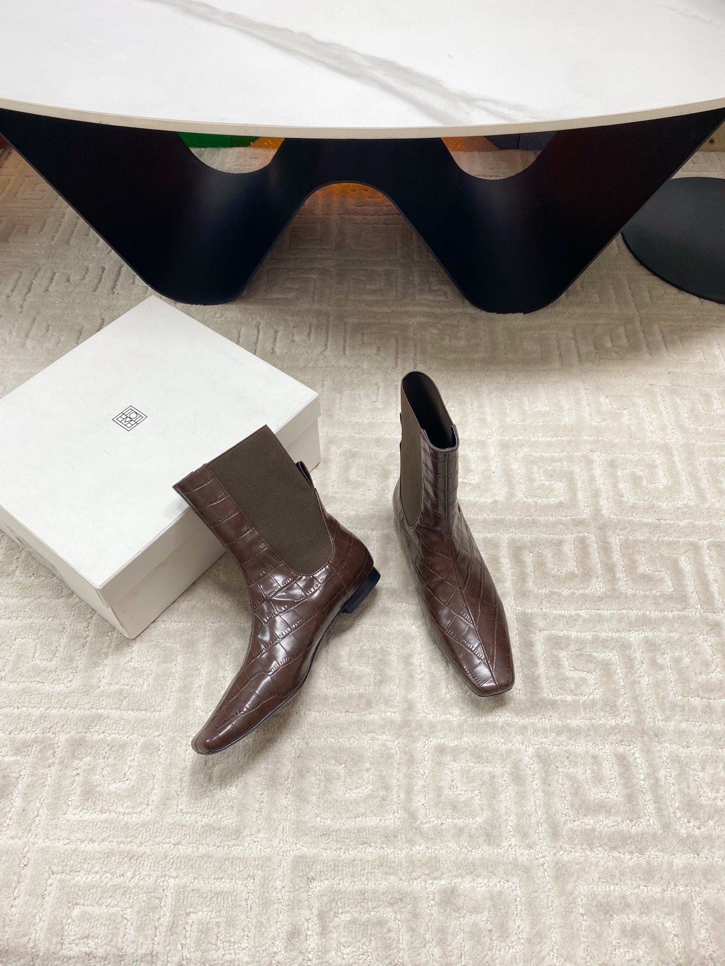 “Toteme Stylish Boots: Custom-made, Colorful Designs in Fine Leather, Imported Sizes” - 图片 3