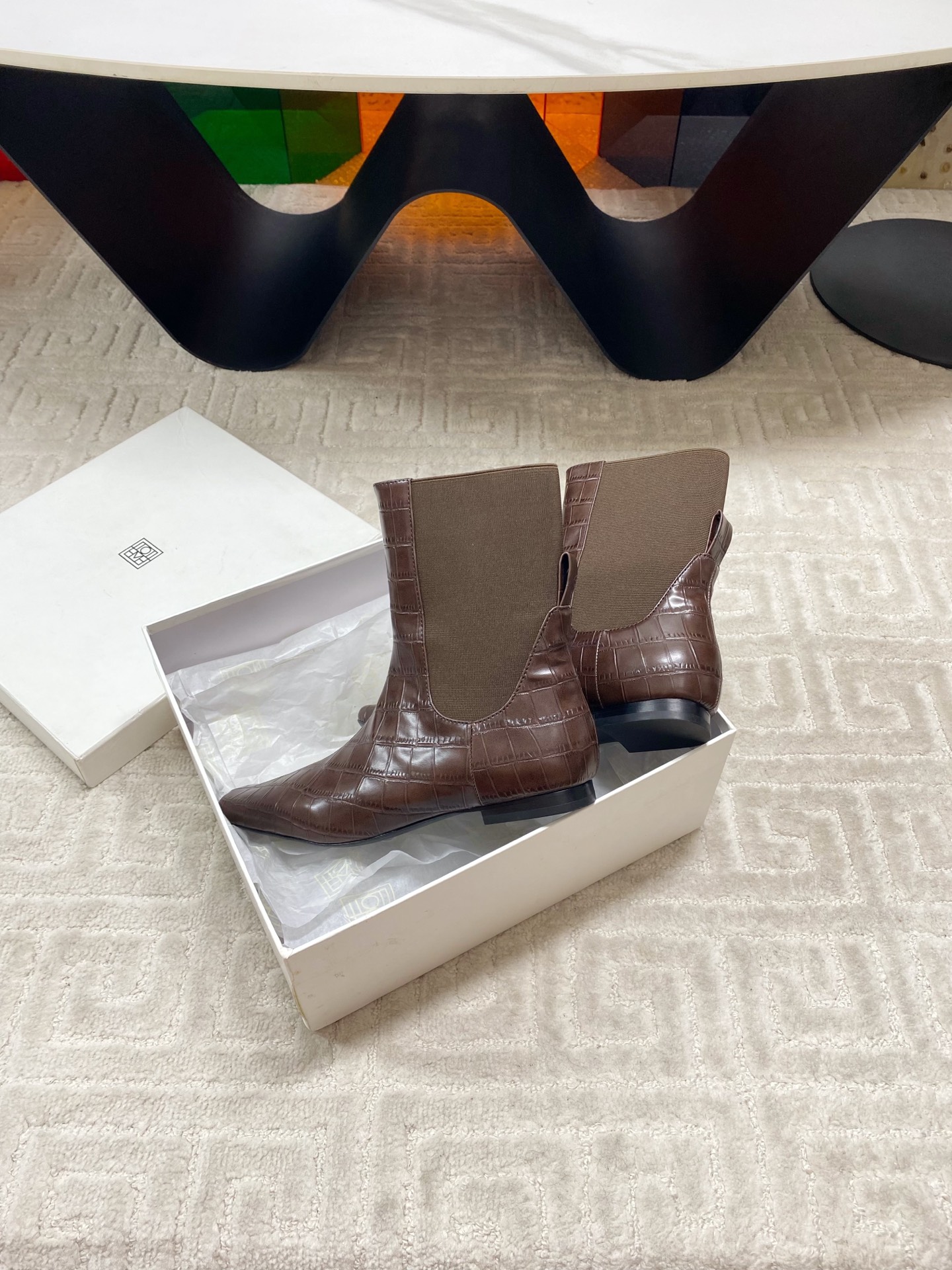 “Toteme Stylish Boots: Custom-made, Colorful Designs in Fine Leather, Imported Sizes” - 图片 7
