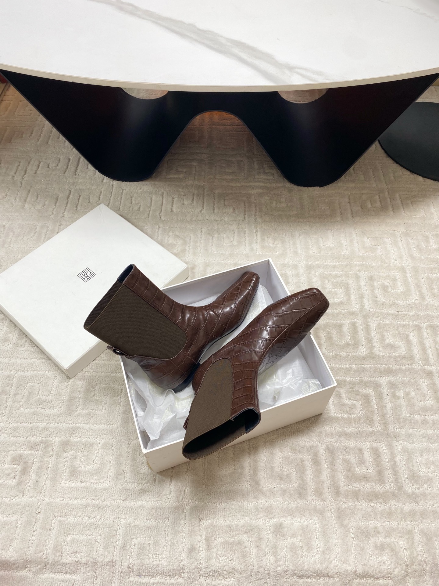 “Toteme Stylish Boots: Custom-made, Colorful Designs in Fine Leather, Imported Sizes” - 图片 5