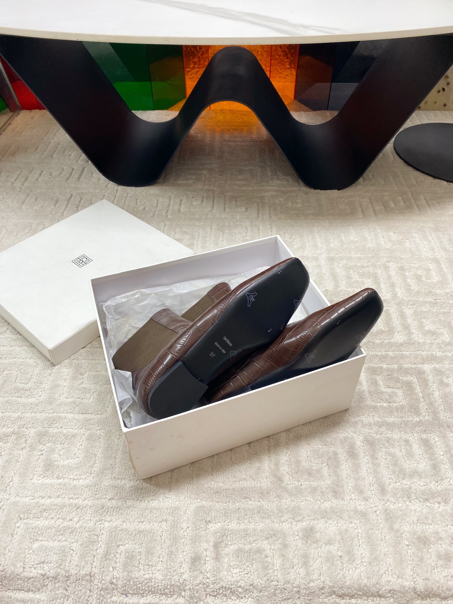 “Toteme Stylish Boots: Custom-made, Colorful Designs in Fine Leather, Imported Sizes” - 图片 8