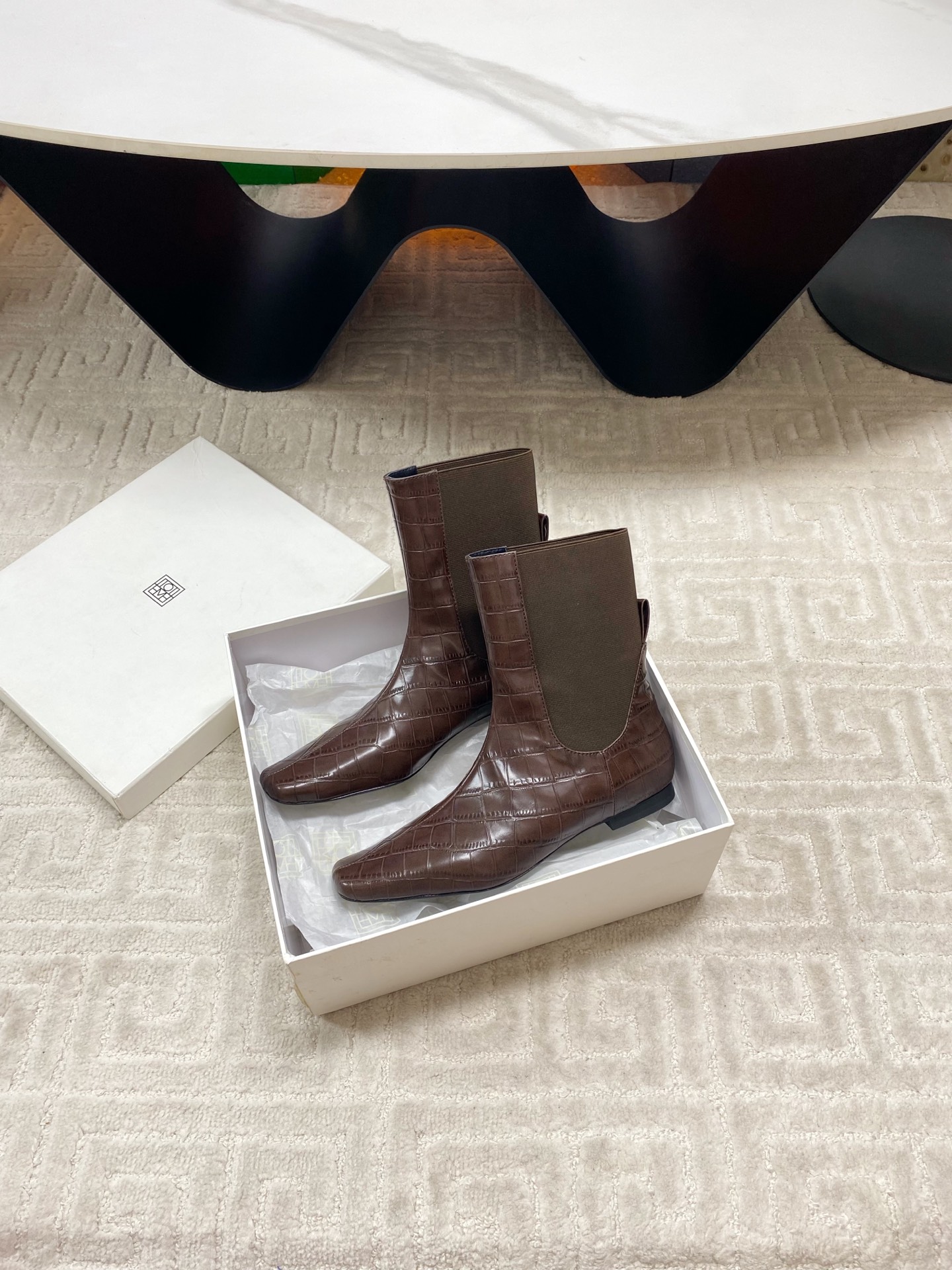 “Toteme Stylish Boots: Custom-made, Colorful Designs in Fine Leather, Imported Sizes” - 图片 4