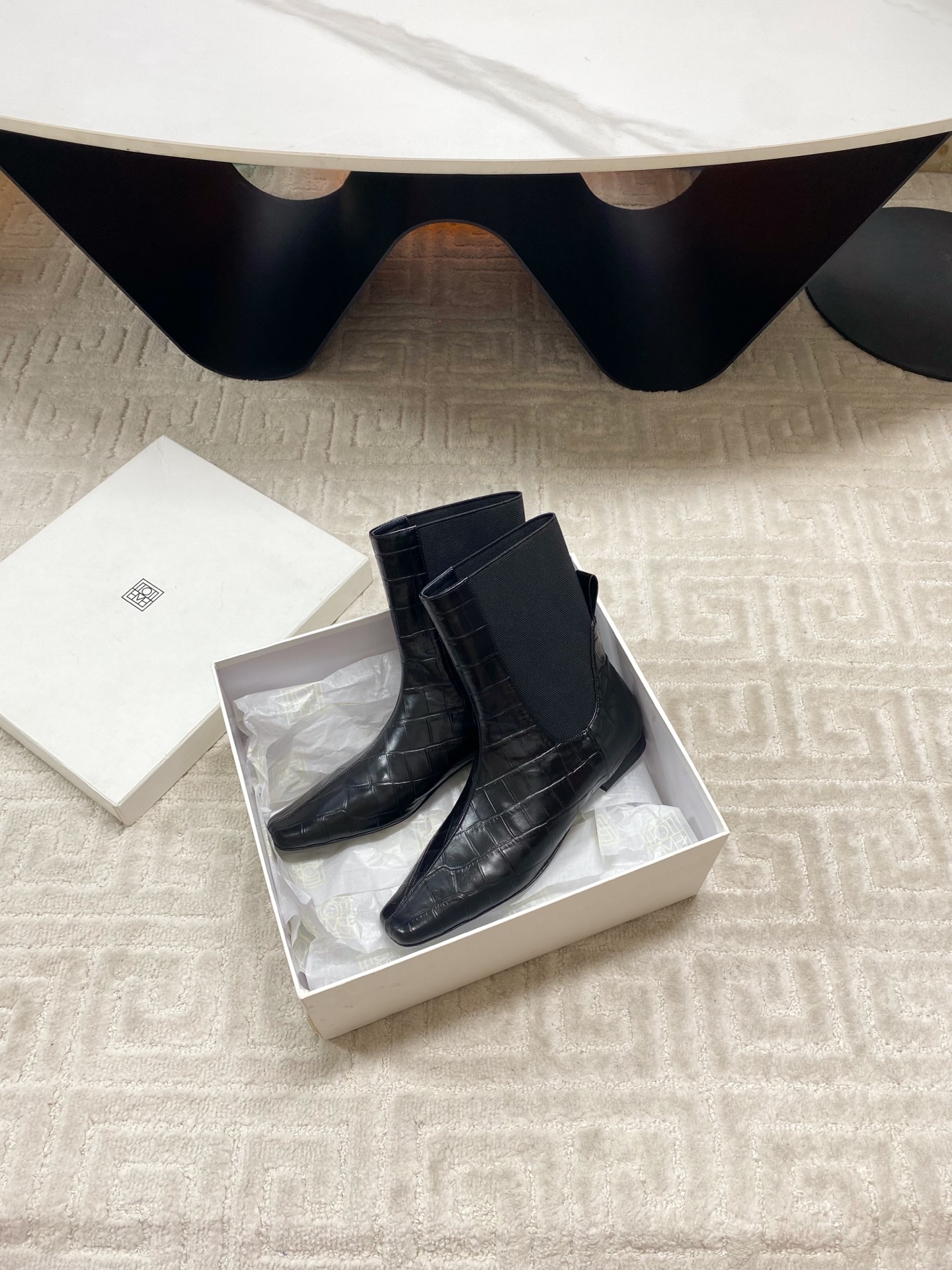 “Custom-Made Stylish Toteme Boots with Colorful Designs and Premium Materials: Imported, Size 35-39 (40,41 Available)” - 图片 4