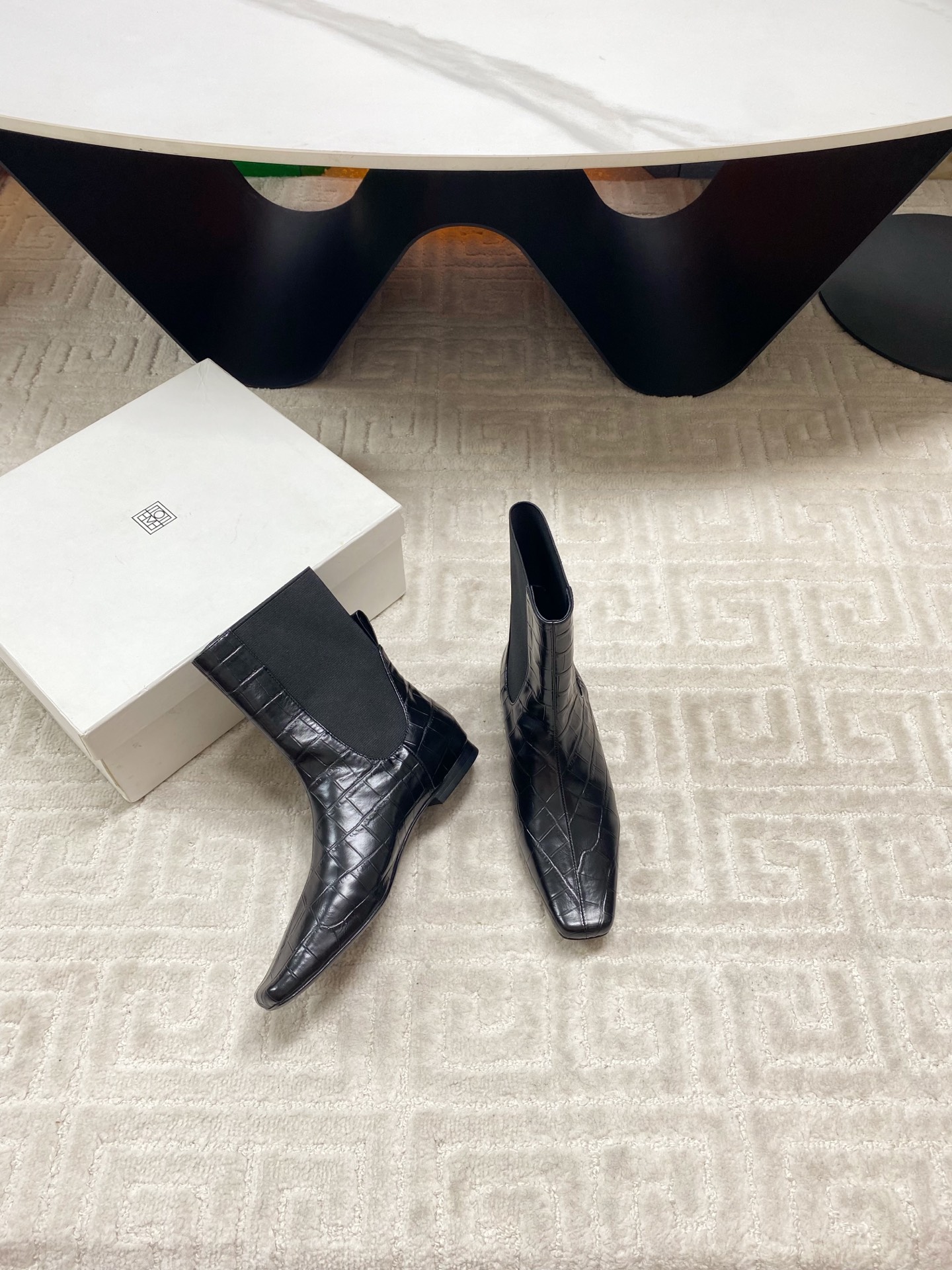 “Custom-Made Stylish Toteme Boots with Colorful Designs and Premium Materials: Imported, Size 35-39 (40,41 Available)” - 图片 3