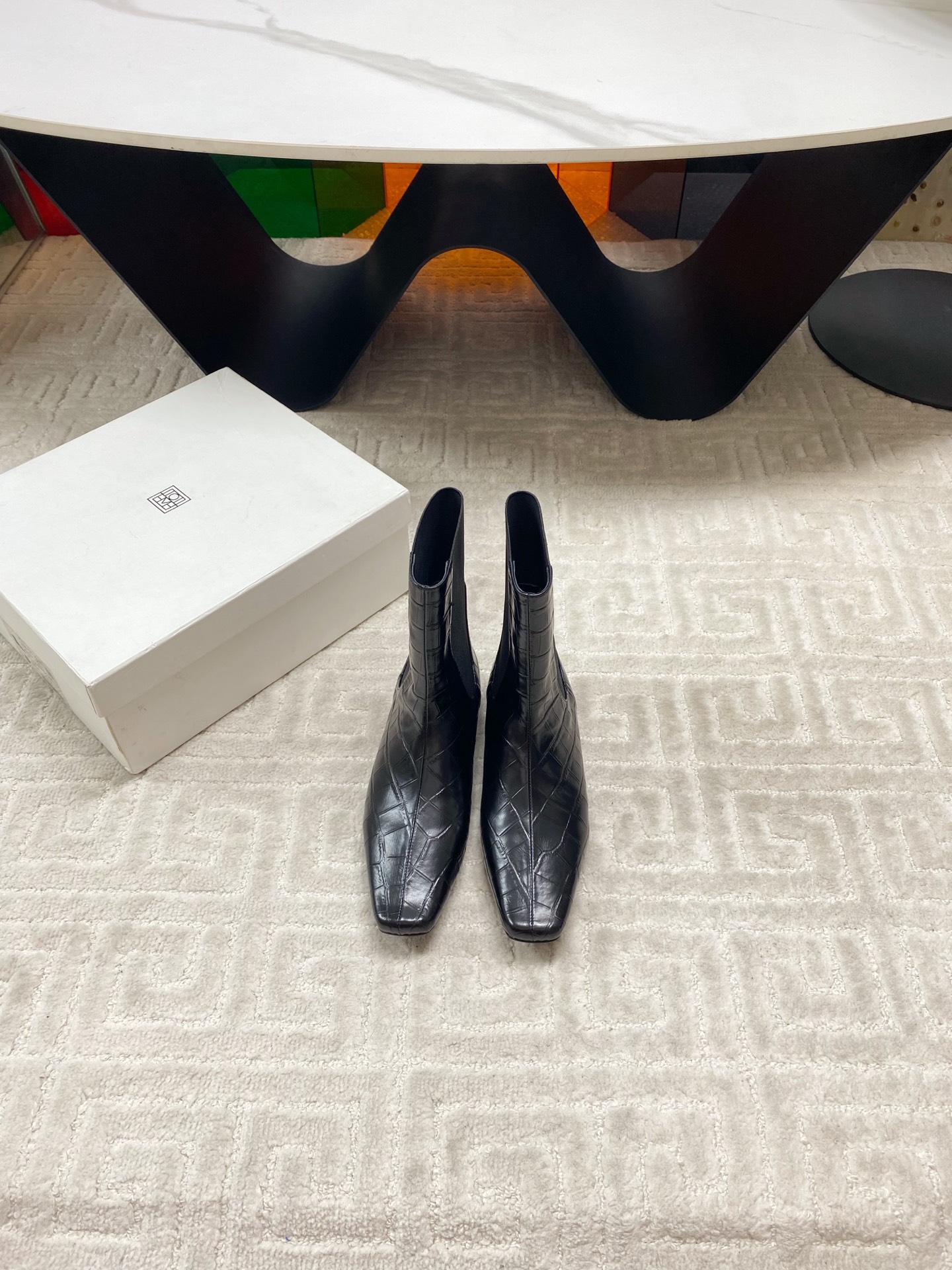 “Custom-Made Stylish Toteme Boots with Colorful Designs and Premium Materials: Imported, Size 35-39 (40,41 Available)” - 图片 9