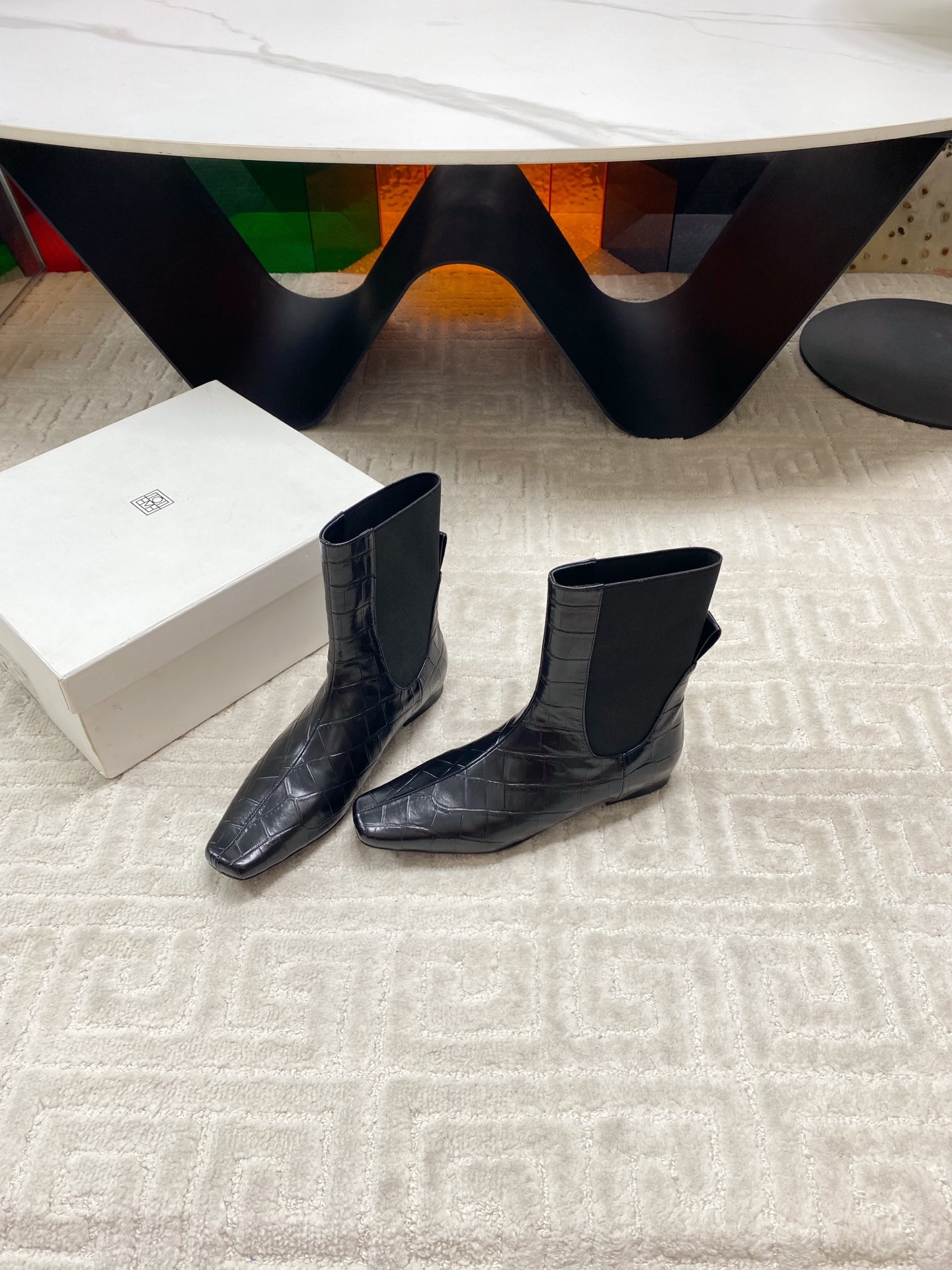 “Custom-Made Stylish Toteme Boots with Colorful Designs and Premium Materials: Imported, Size 35-39 (40,41 Available)” - 图片 2