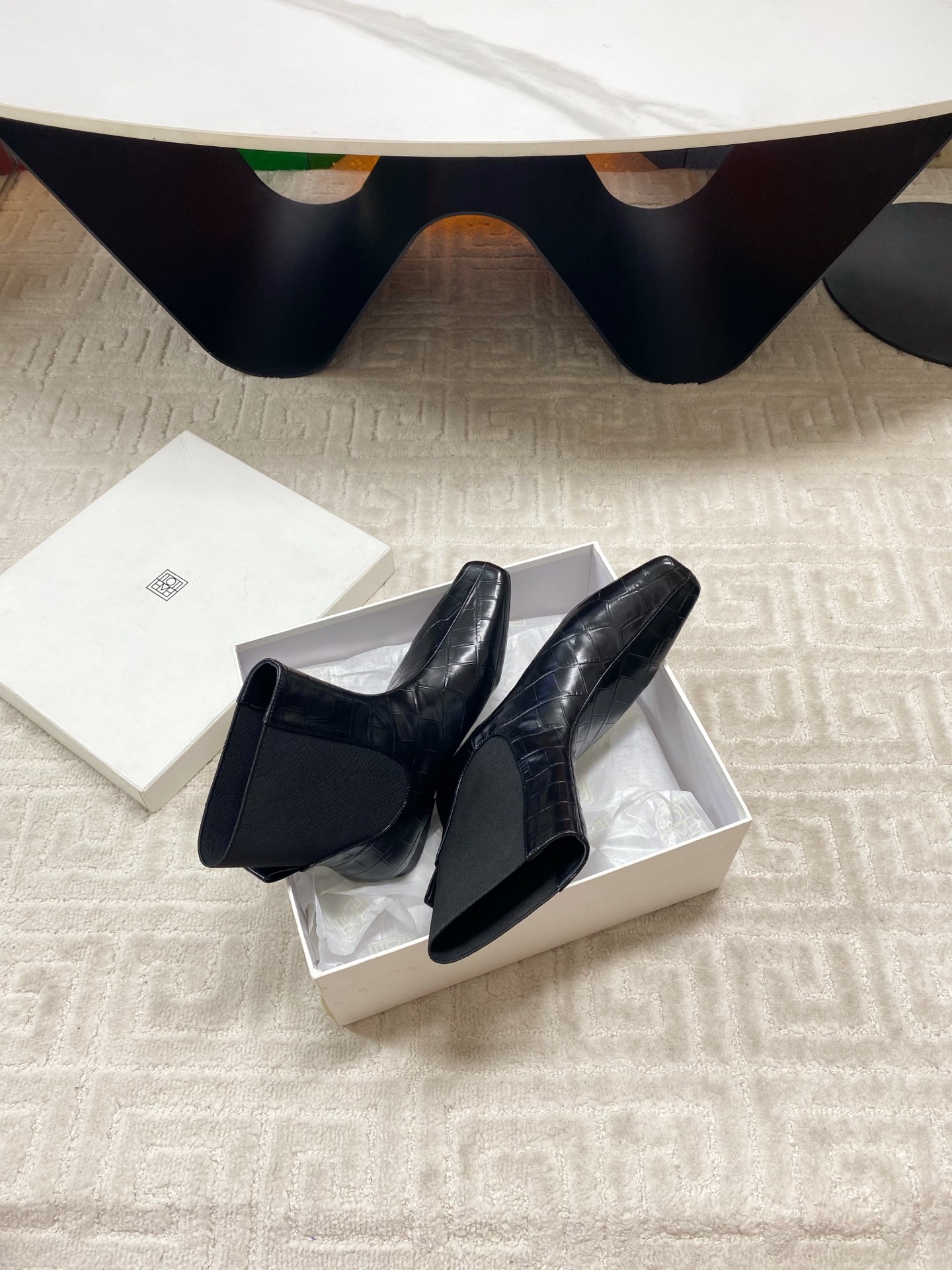 “Custom-Made Stylish Toteme Boots with Colorful Designs and Premium Materials: Imported, Size 35-39 (40,41 Available)” - 图片 5
